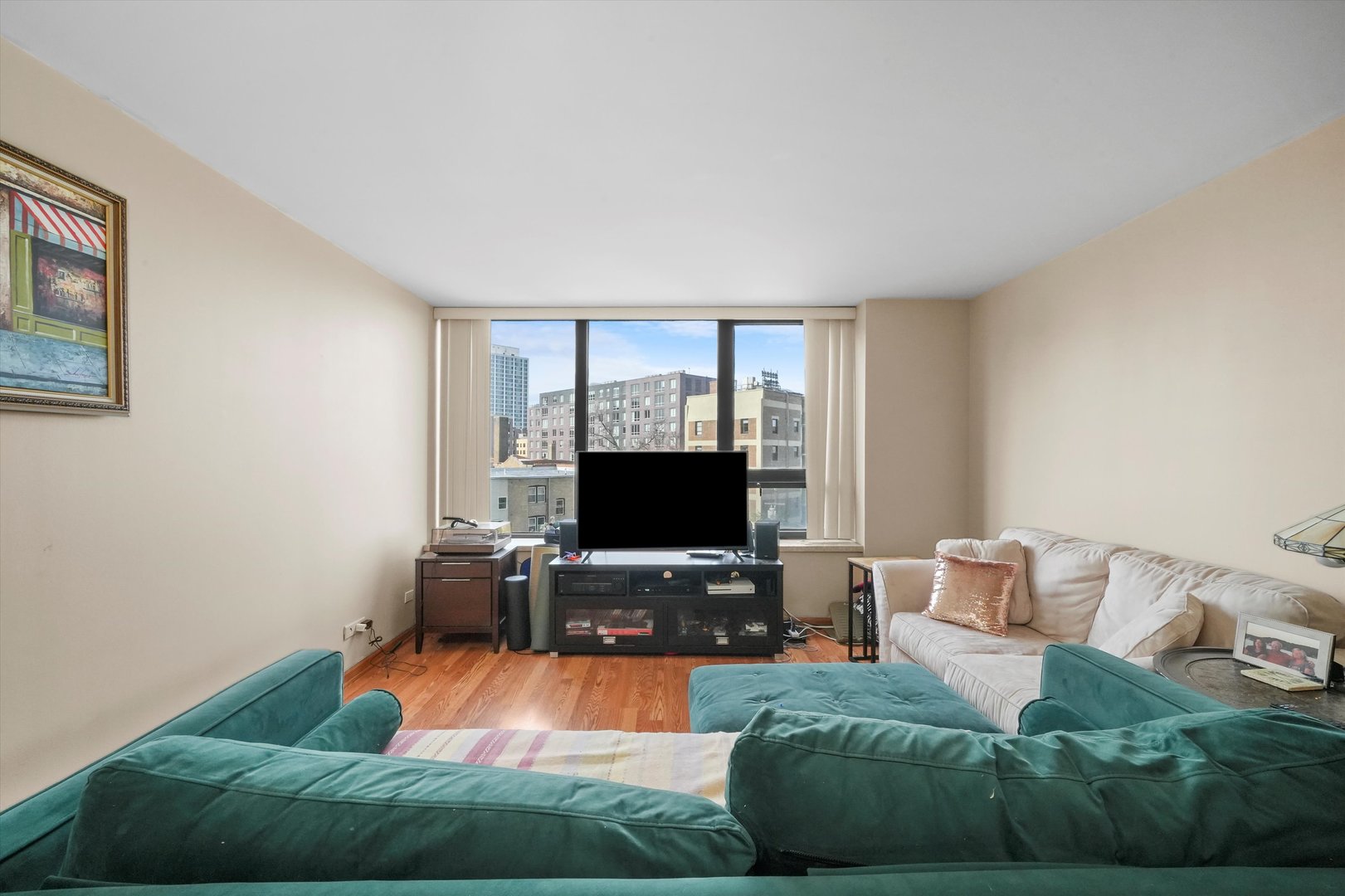 3930 N Pine Grove Avenue Unit: 512