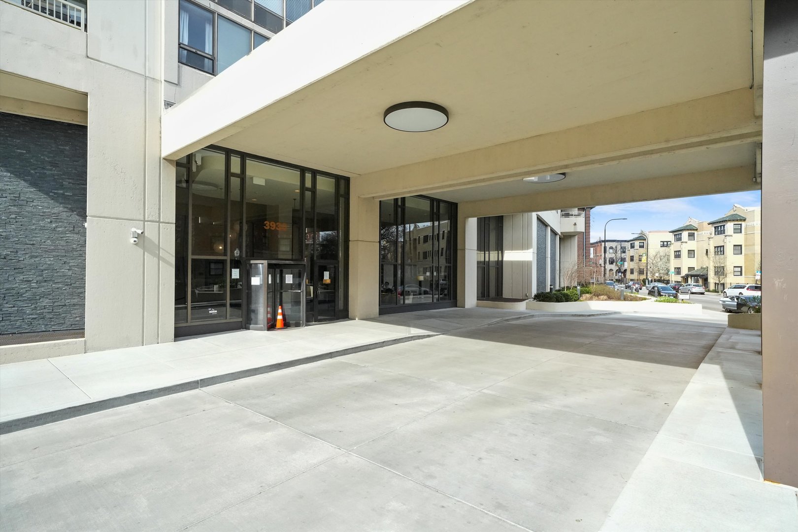 3930 N Pine Grove Avenue Unit: 512