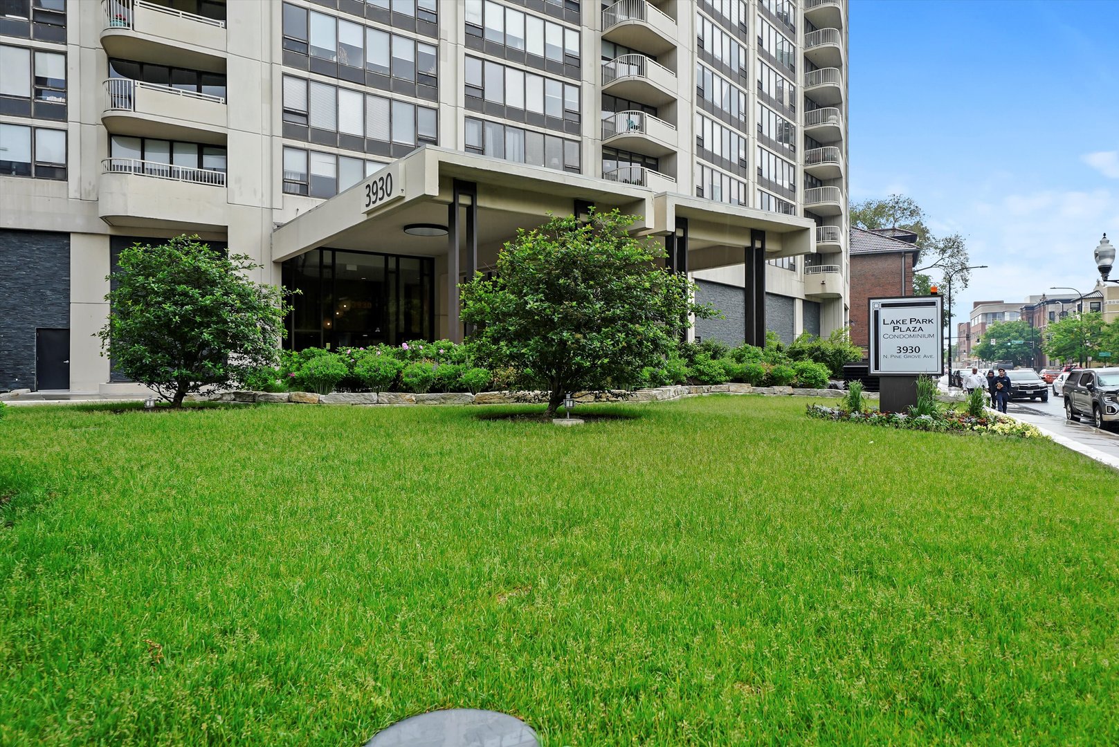3930 N Pine Grove Avenue Unit: 512