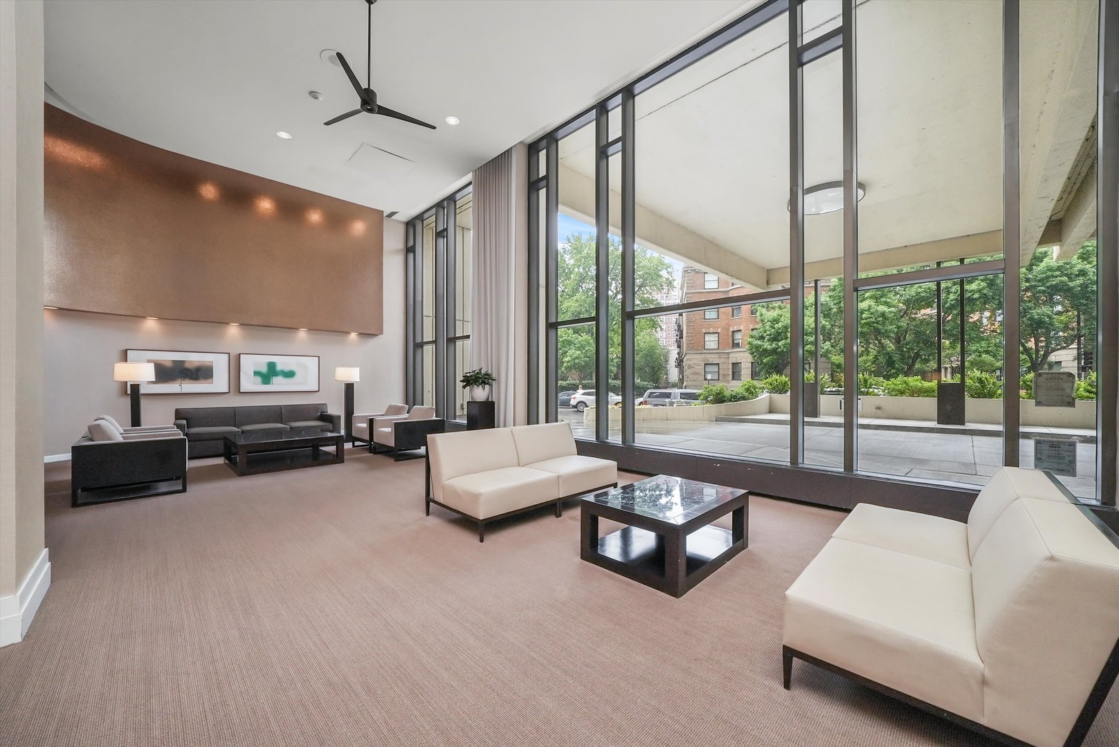 3930 N Pine Grove Avenue Unit: 512