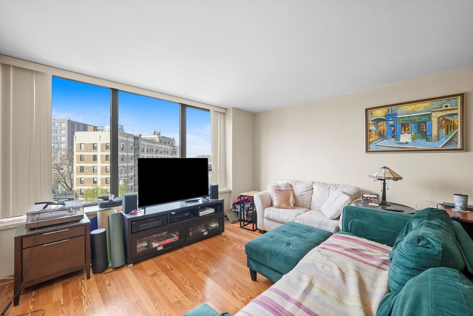 3930 N Pine Grove Avenue Unit: 512
