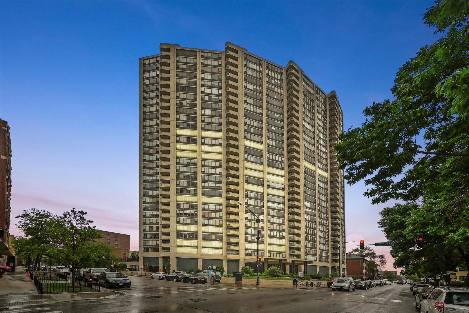 3930 N Pine Grove Avenue Unit: 512