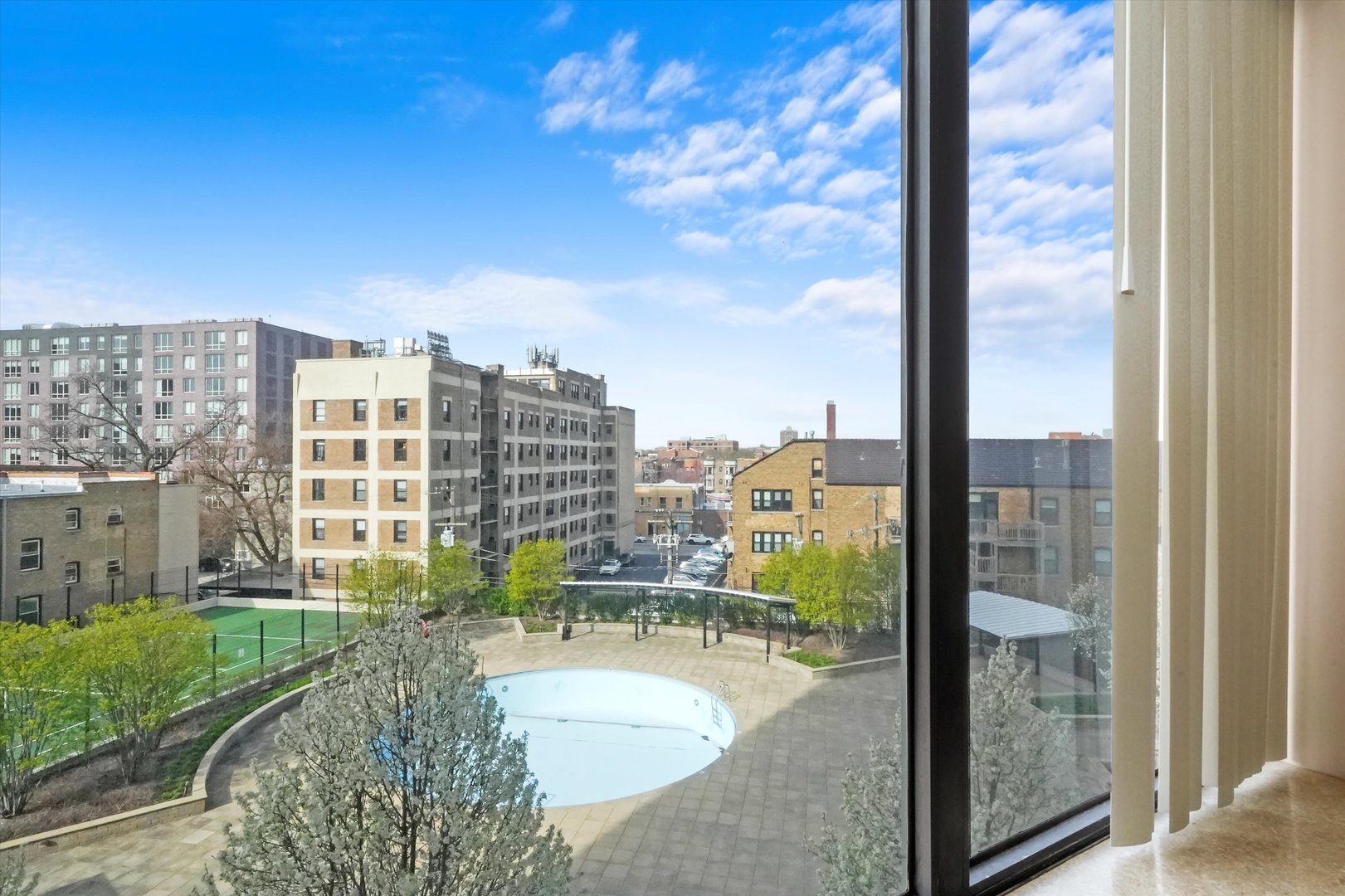 3930 N Pine Grove Avenue Unit: 512