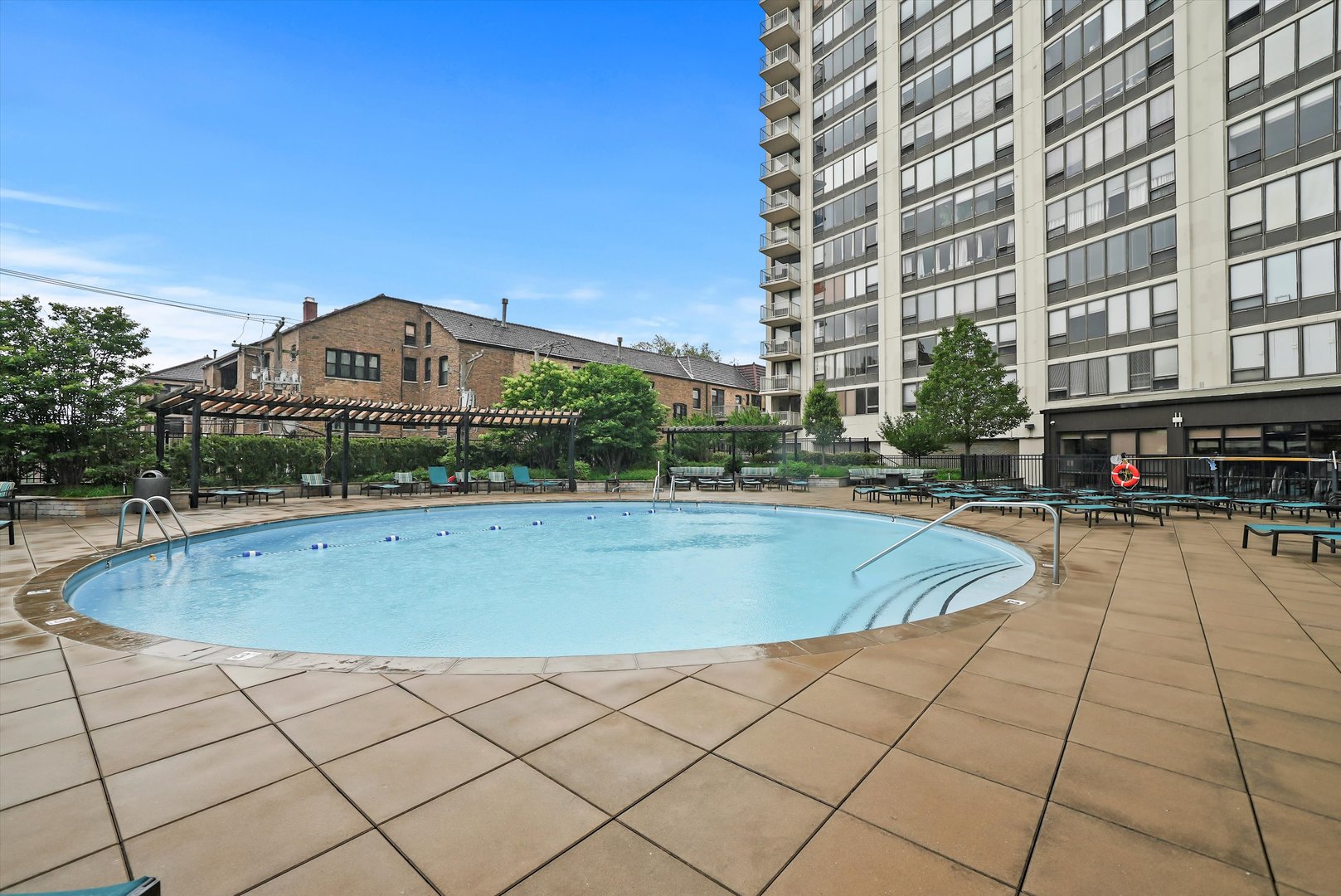 3930 N Pine Grove Avenue Unit: 512