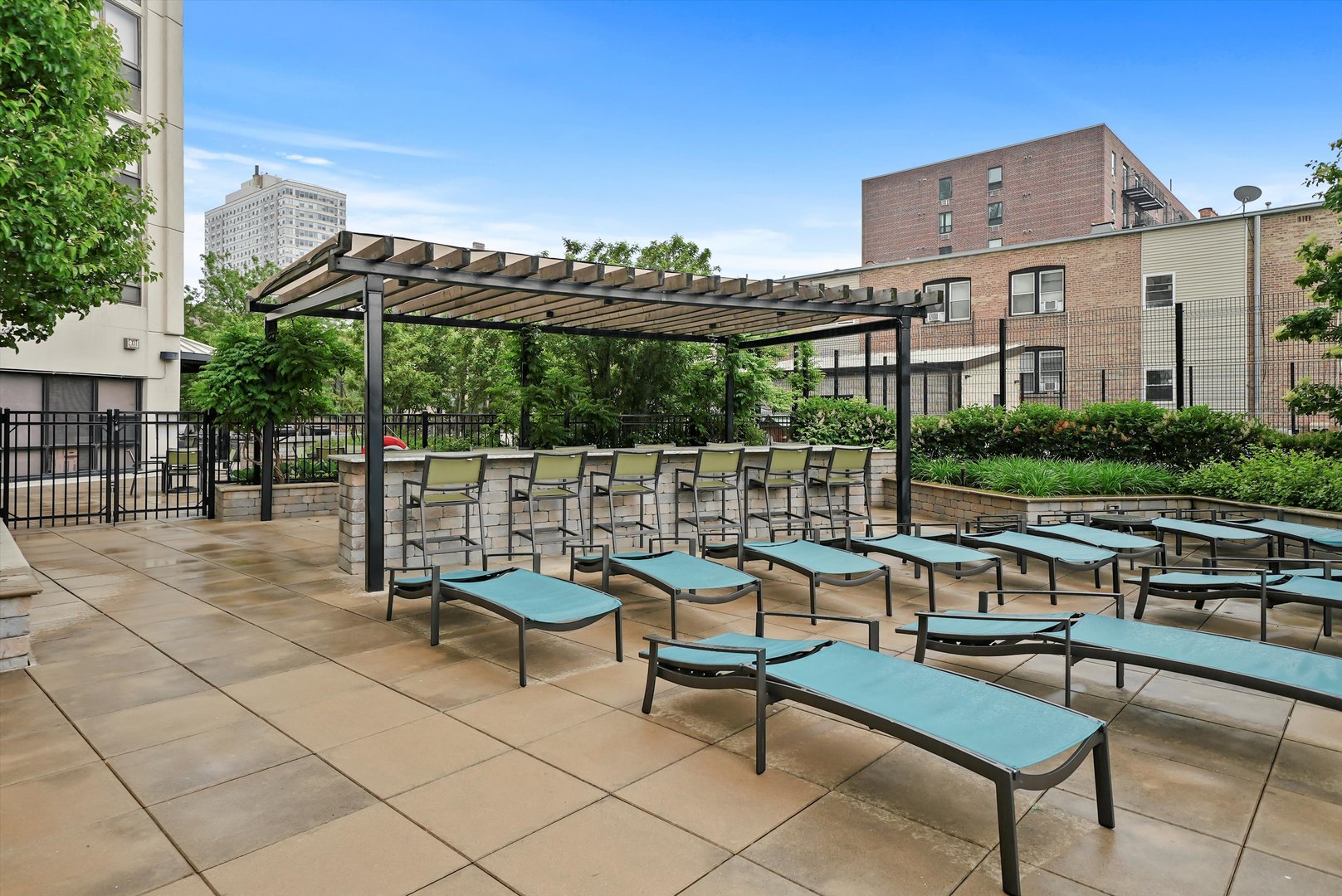 3930 N Pine Grove Avenue Unit: 512