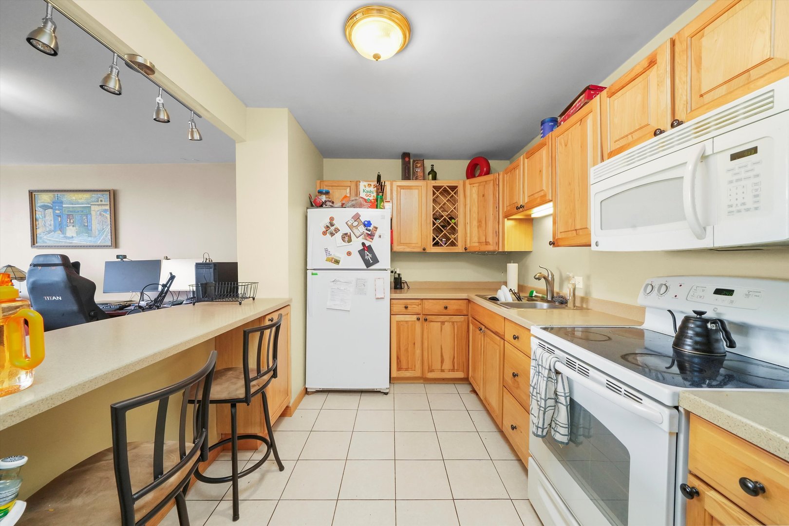 3930 N Pine Grove Avenue Unit: 512