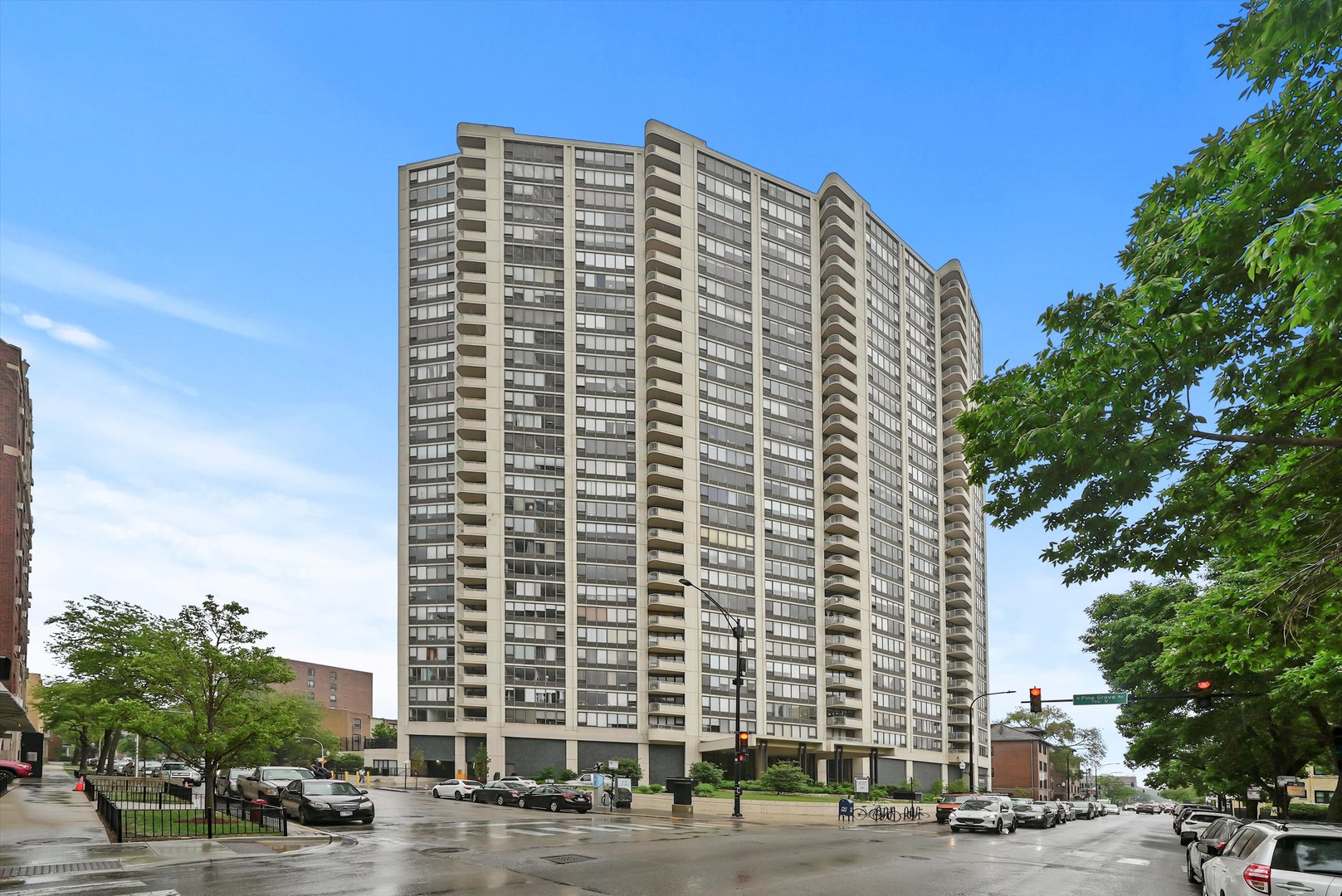 3930 N Pine Grove Avenue Unit: 512