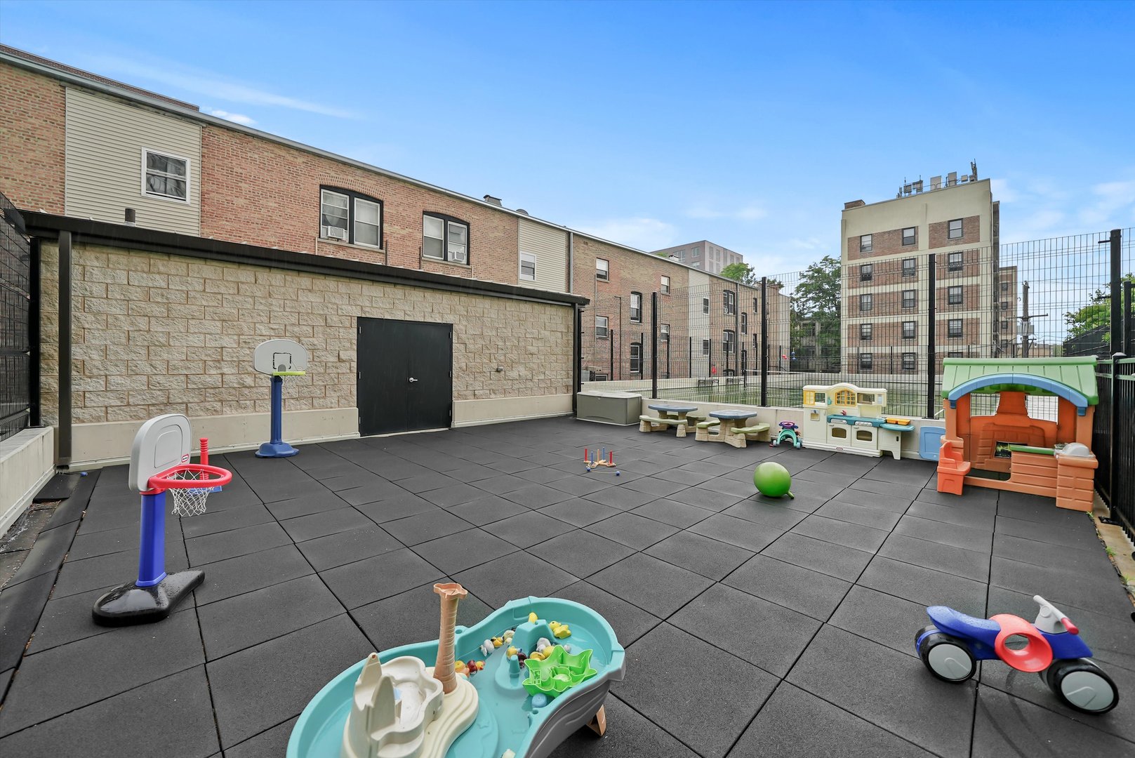 3930 N Pine Grove Avenue Unit: 512
