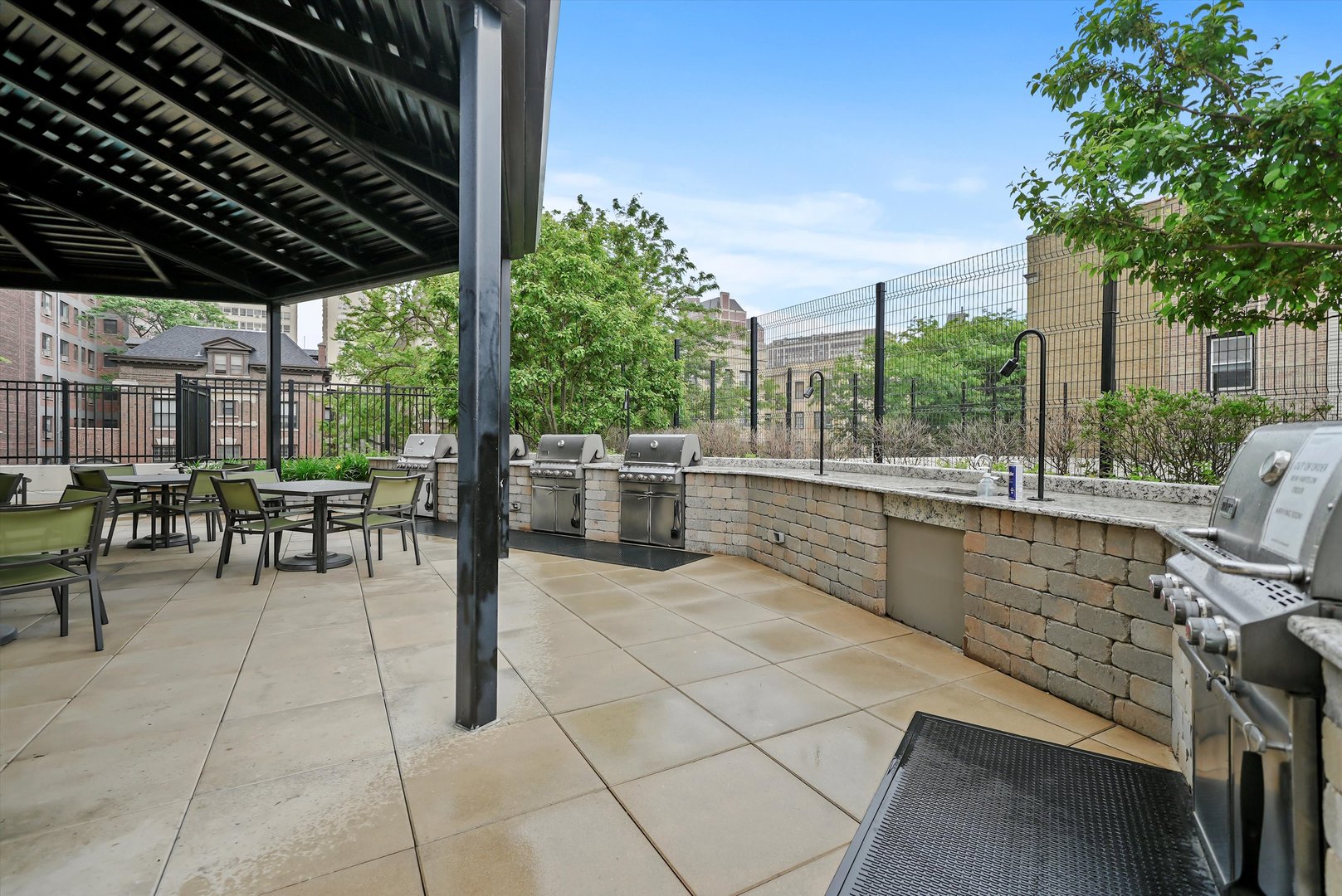 3930 N Pine Grove Avenue Unit: 512
