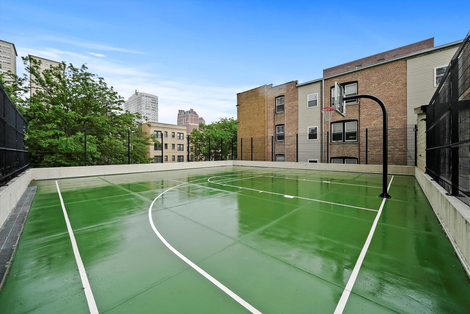 3930 N Pine Grove Avenue Unit: 512