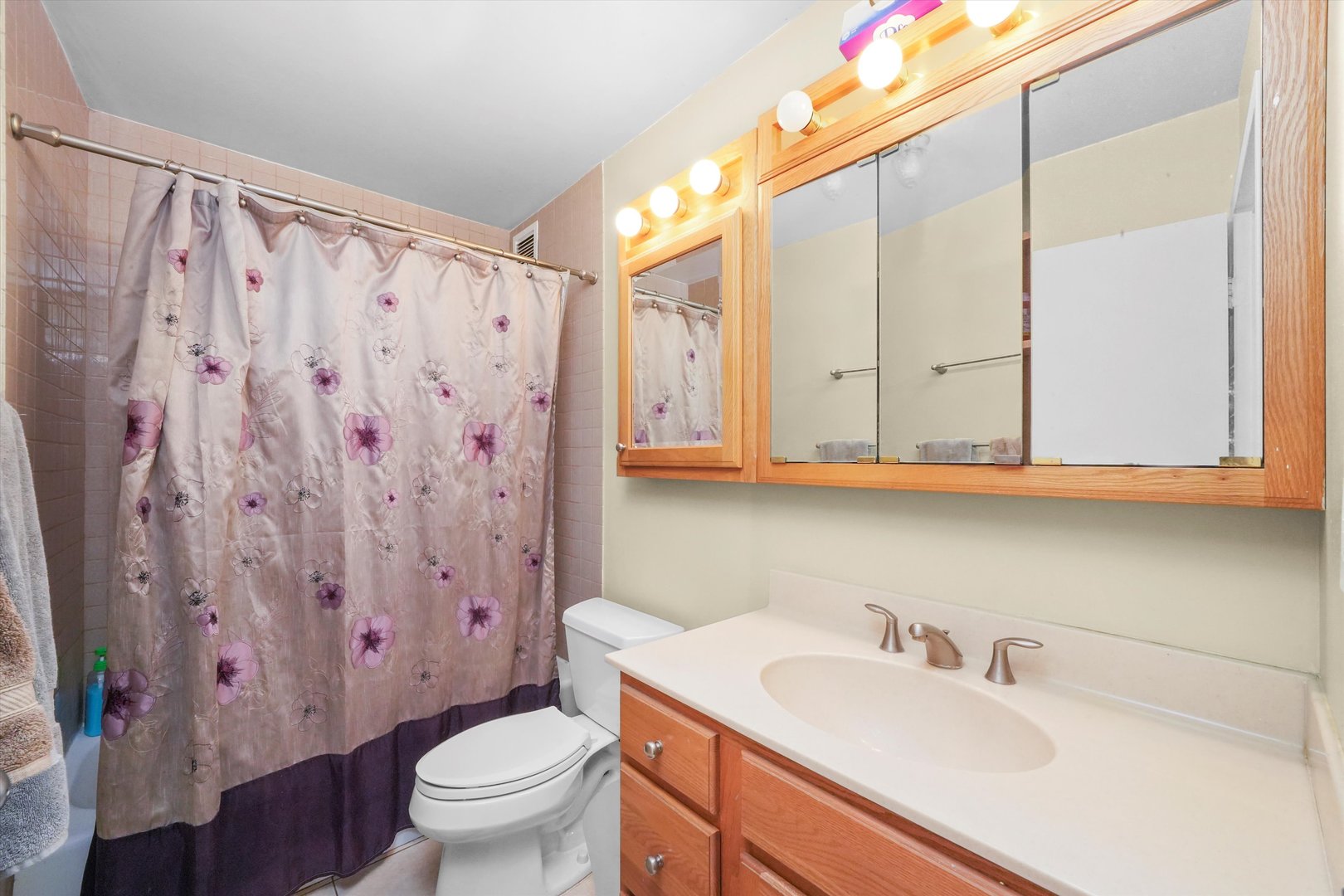 3930 N Pine Grove Avenue Unit: 512