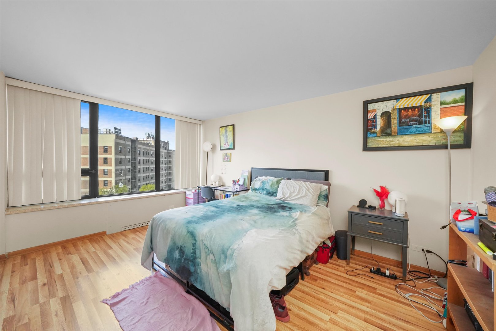 3930 N Pine Grove Avenue Unit: 512