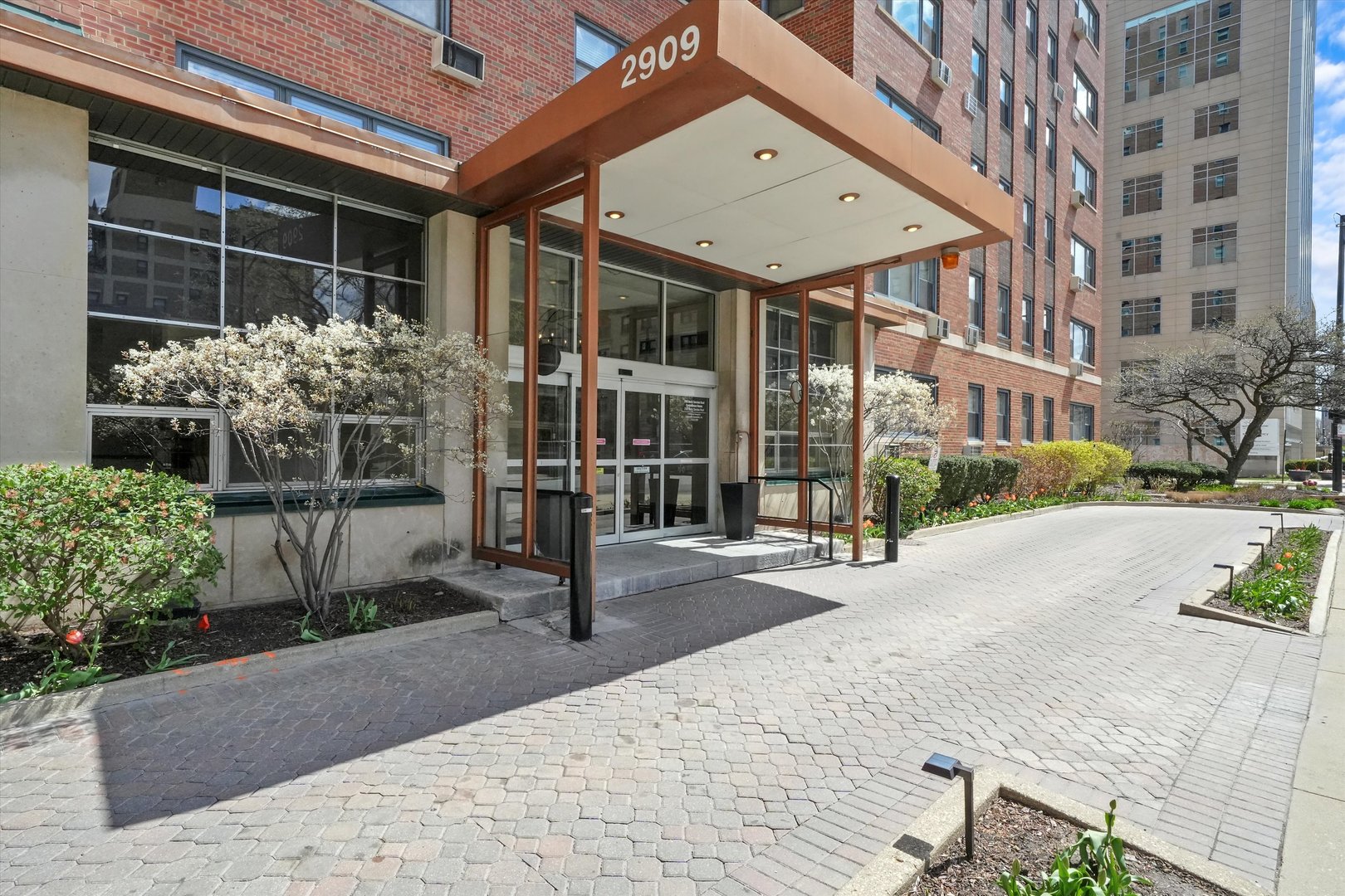 2909 N Sheridan Road Unit: 1908