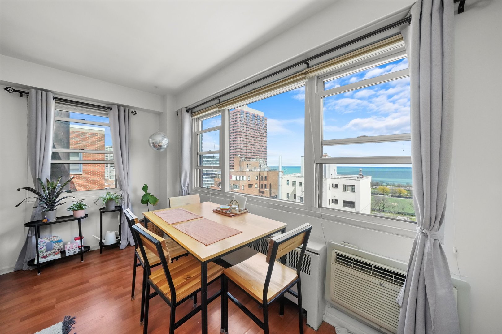 2909 N Sheridan Road Unit: 1908