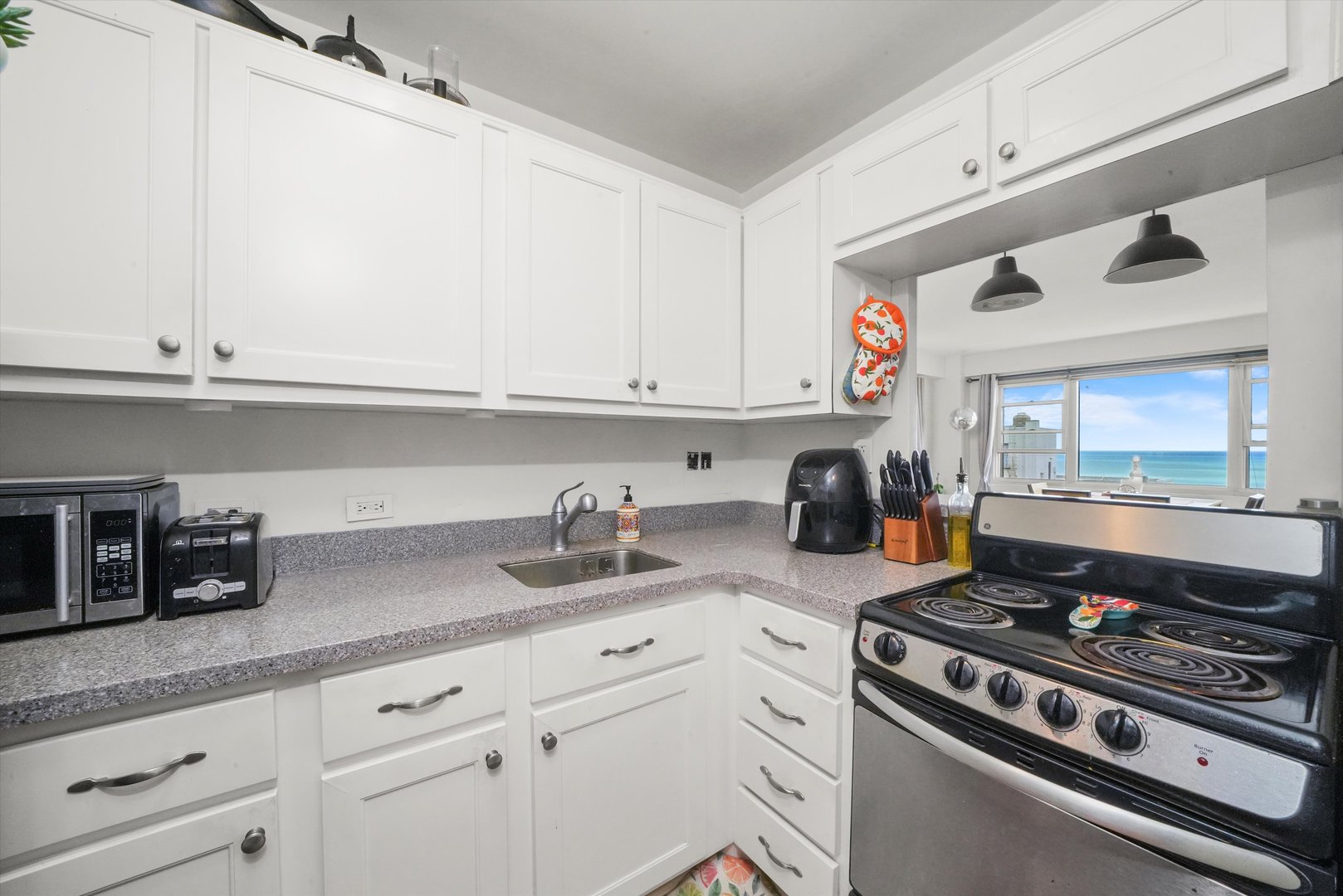 2909 N Sheridan Road Unit: 1908