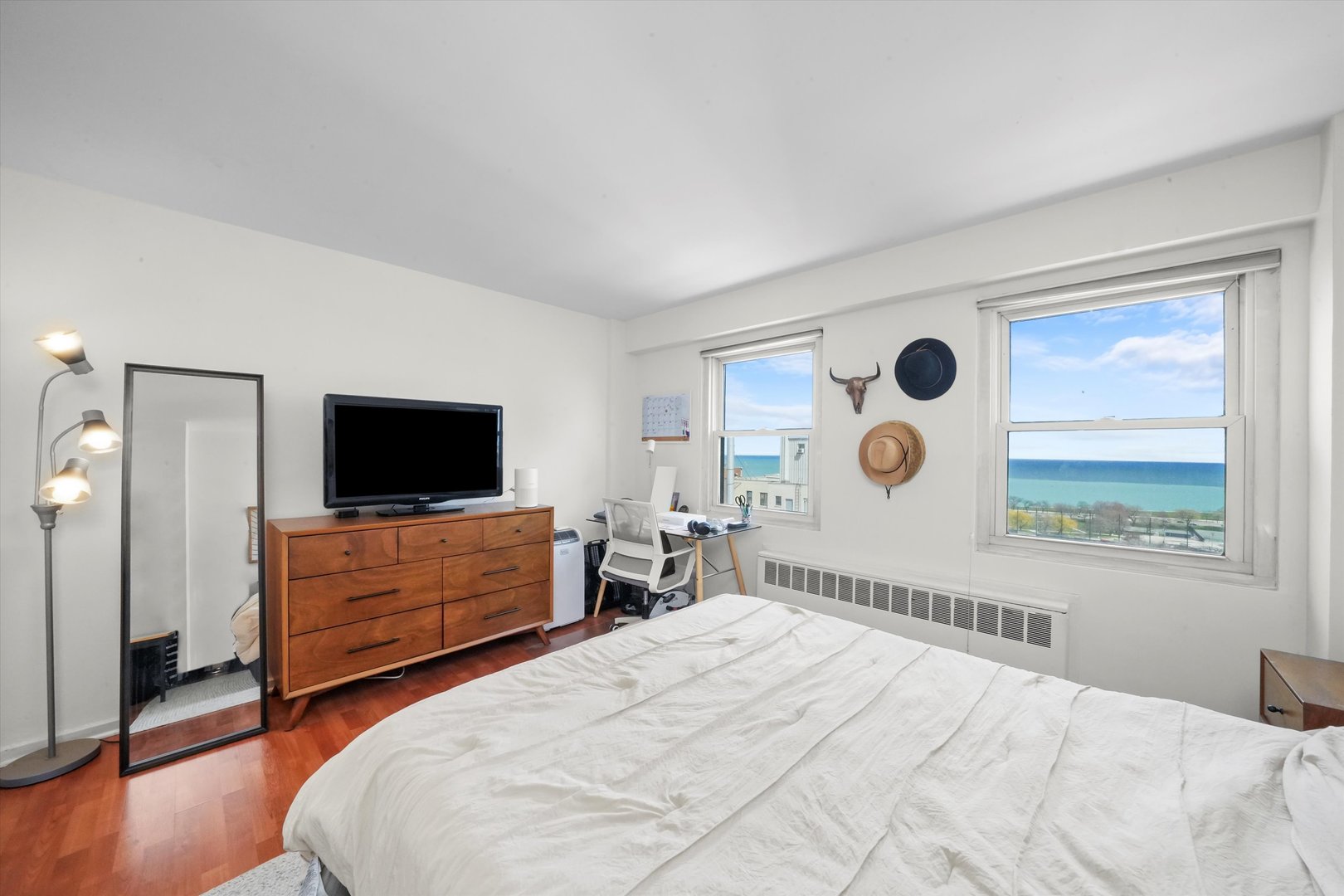 2909 N Sheridan Road Unit: 1908