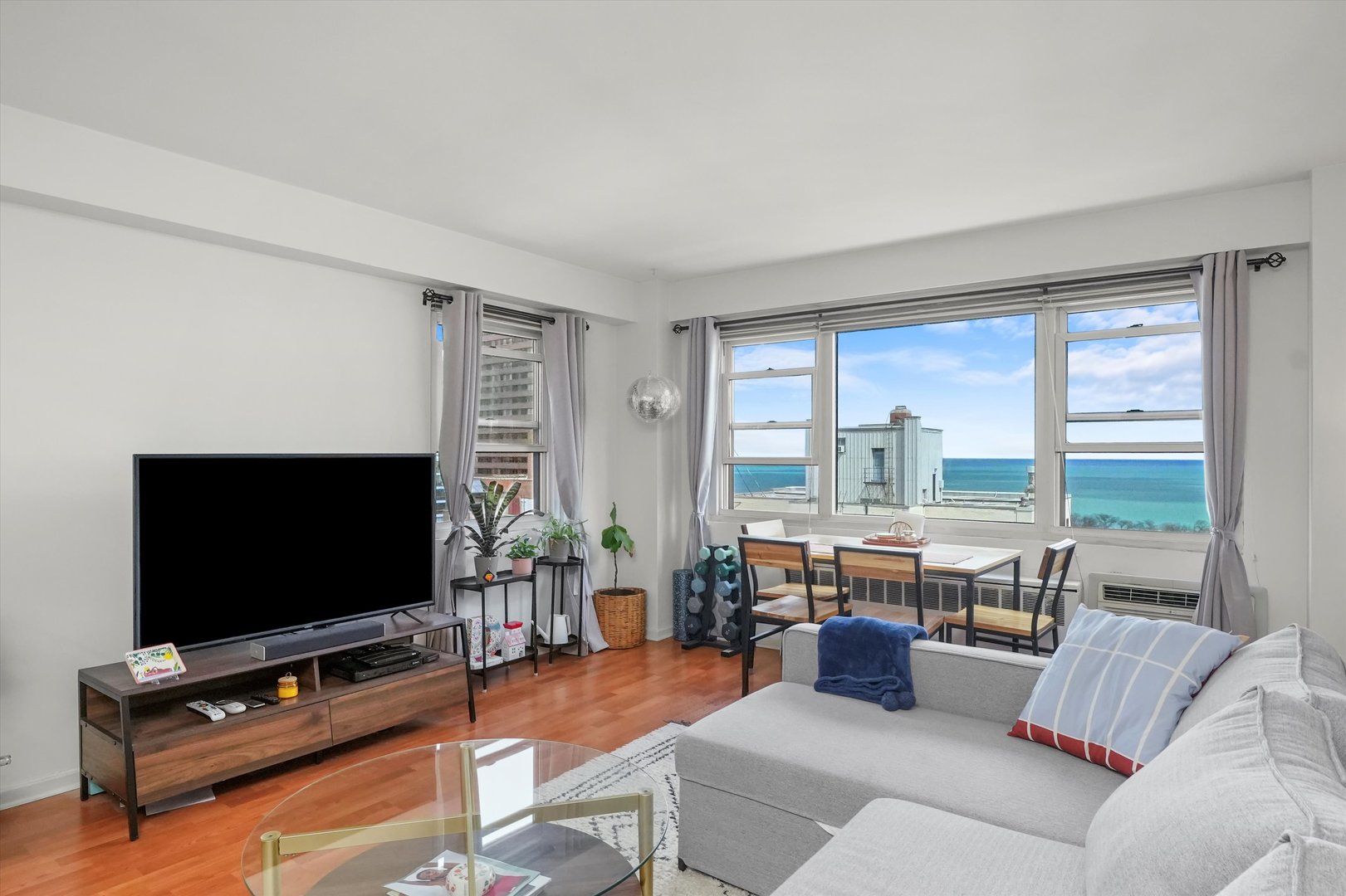 2909 N Sheridan Road Unit: 1908