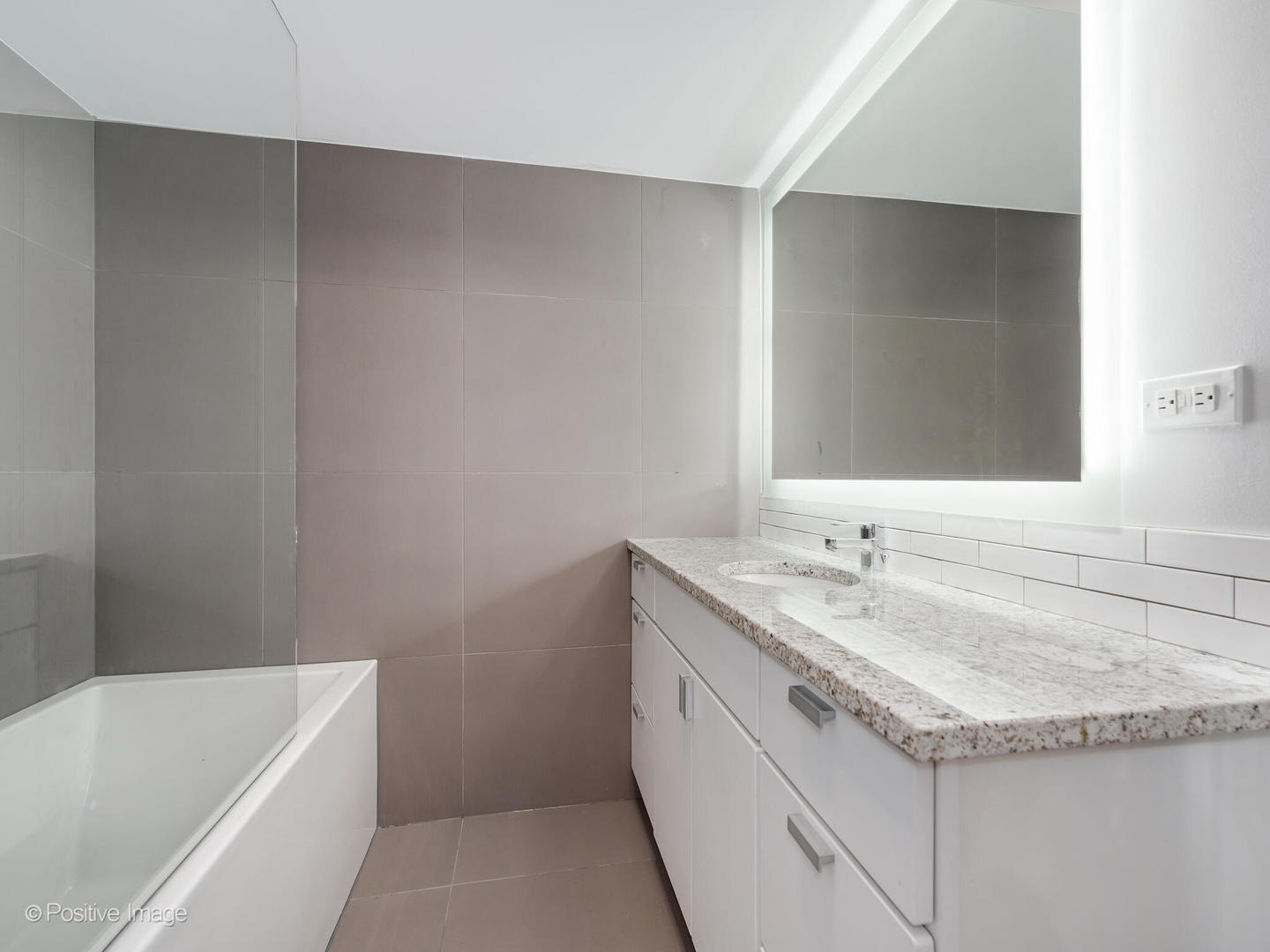 2227 N Janssen Avenue