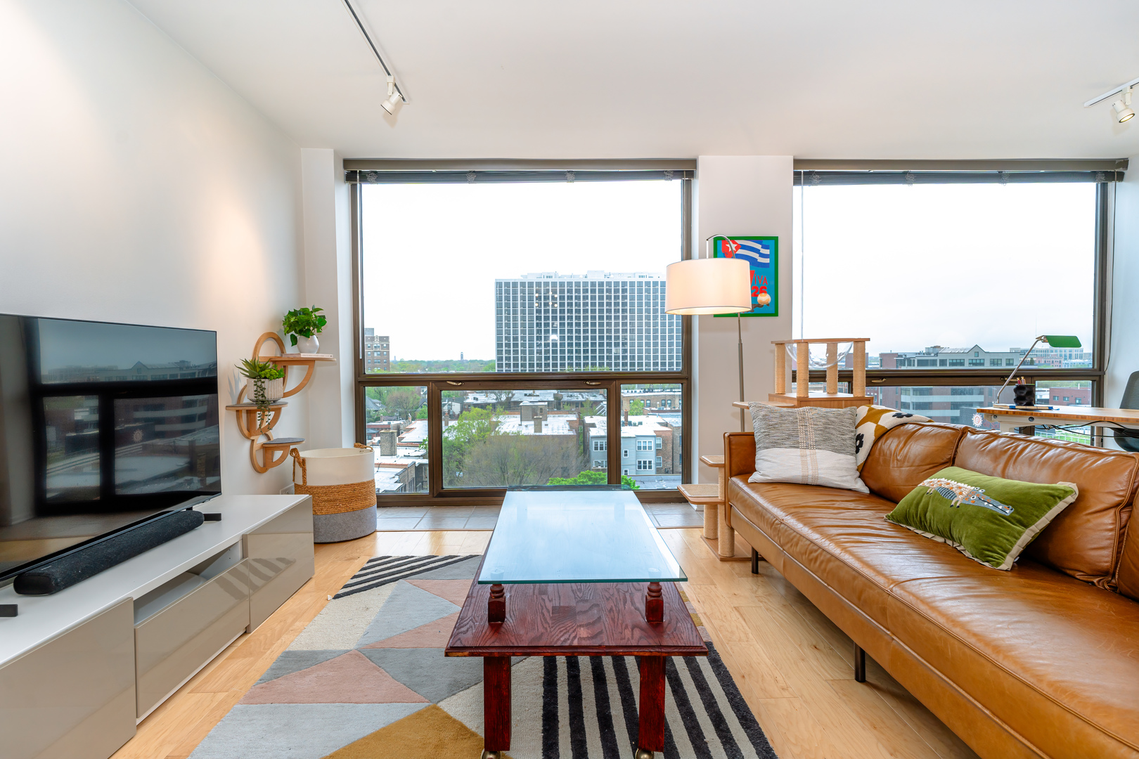 4343 N CLARENDON Avenue Unit: 905