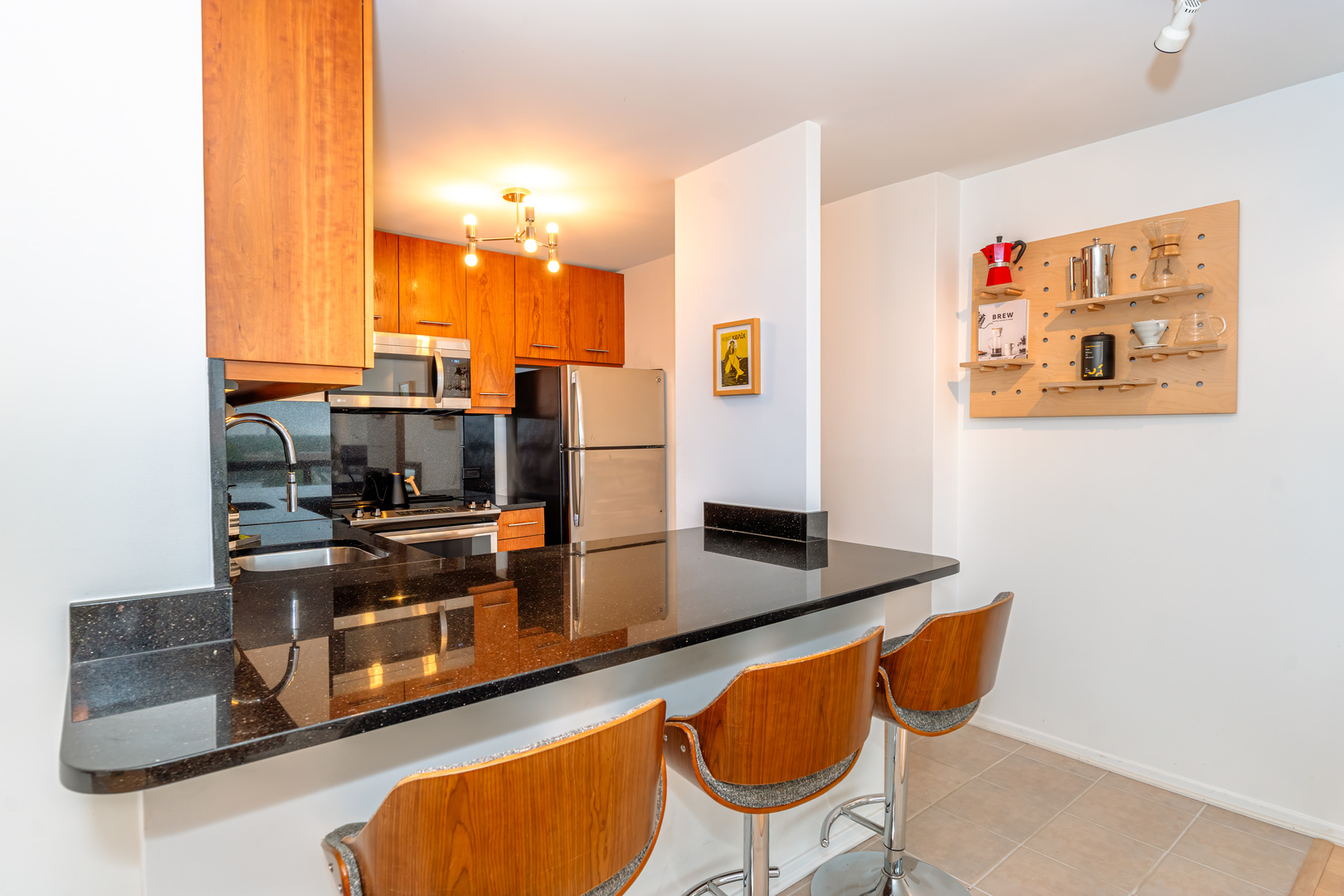 4343 N CLARENDON Avenue Unit: 905