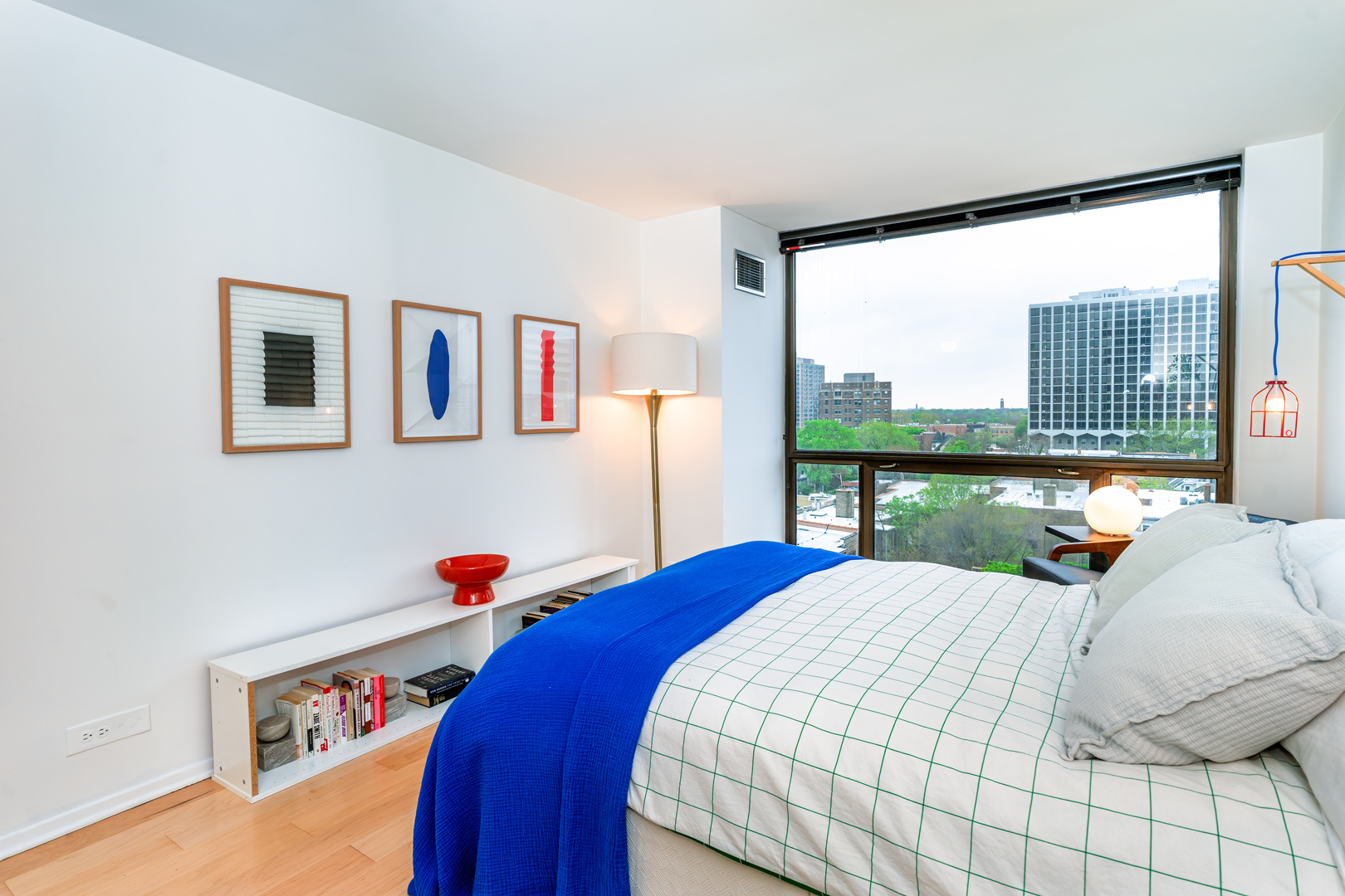 4343 N CLARENDON Avenue Unit: 905