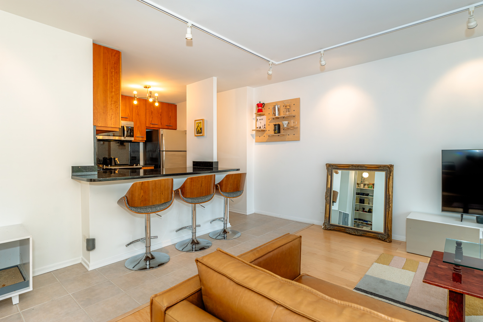 4343 N CLARENDON Avenue Unit: 905