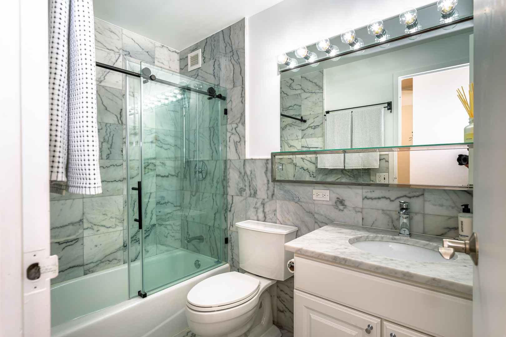 4343 N CLARENDON Avenue Unit: 905