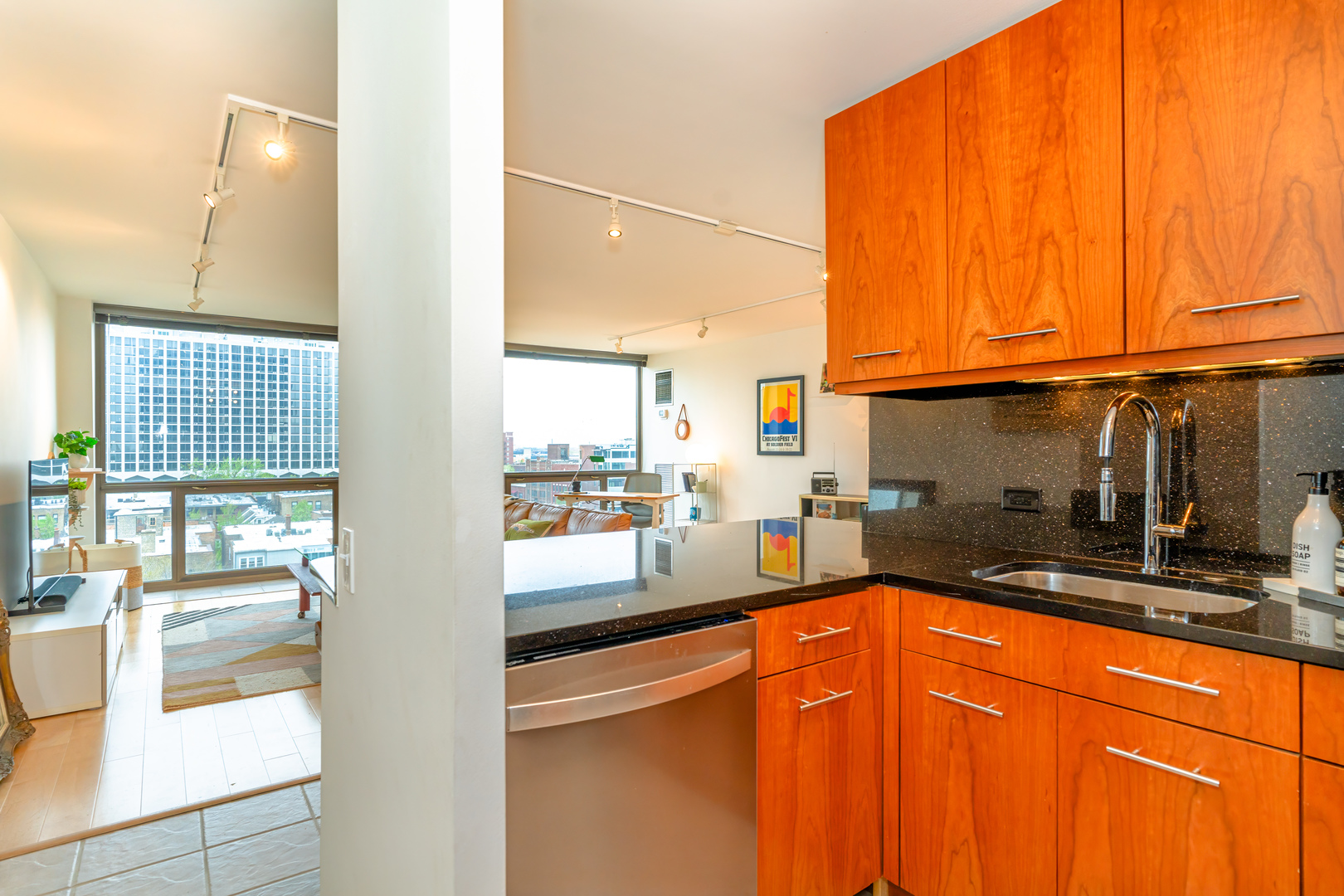 4343 N CLARENDON Avenue Unit: 905