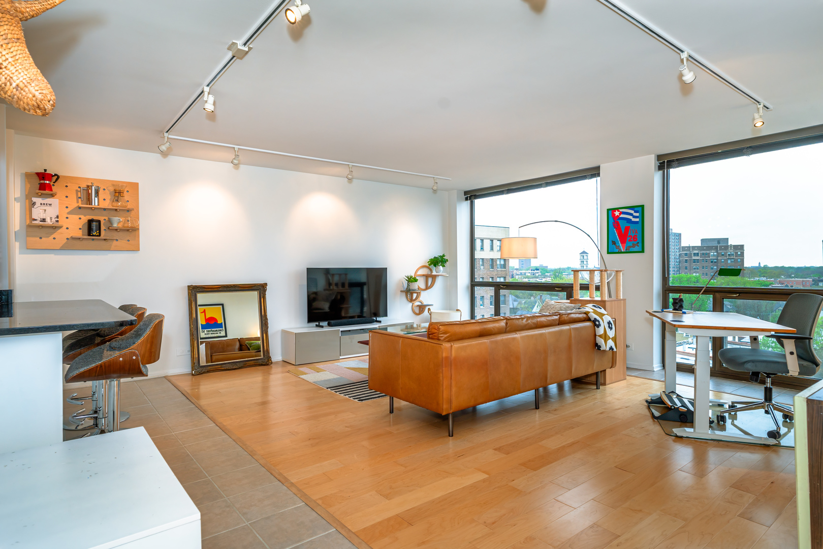 4343 N CLARENDON Avenue Unit: 905