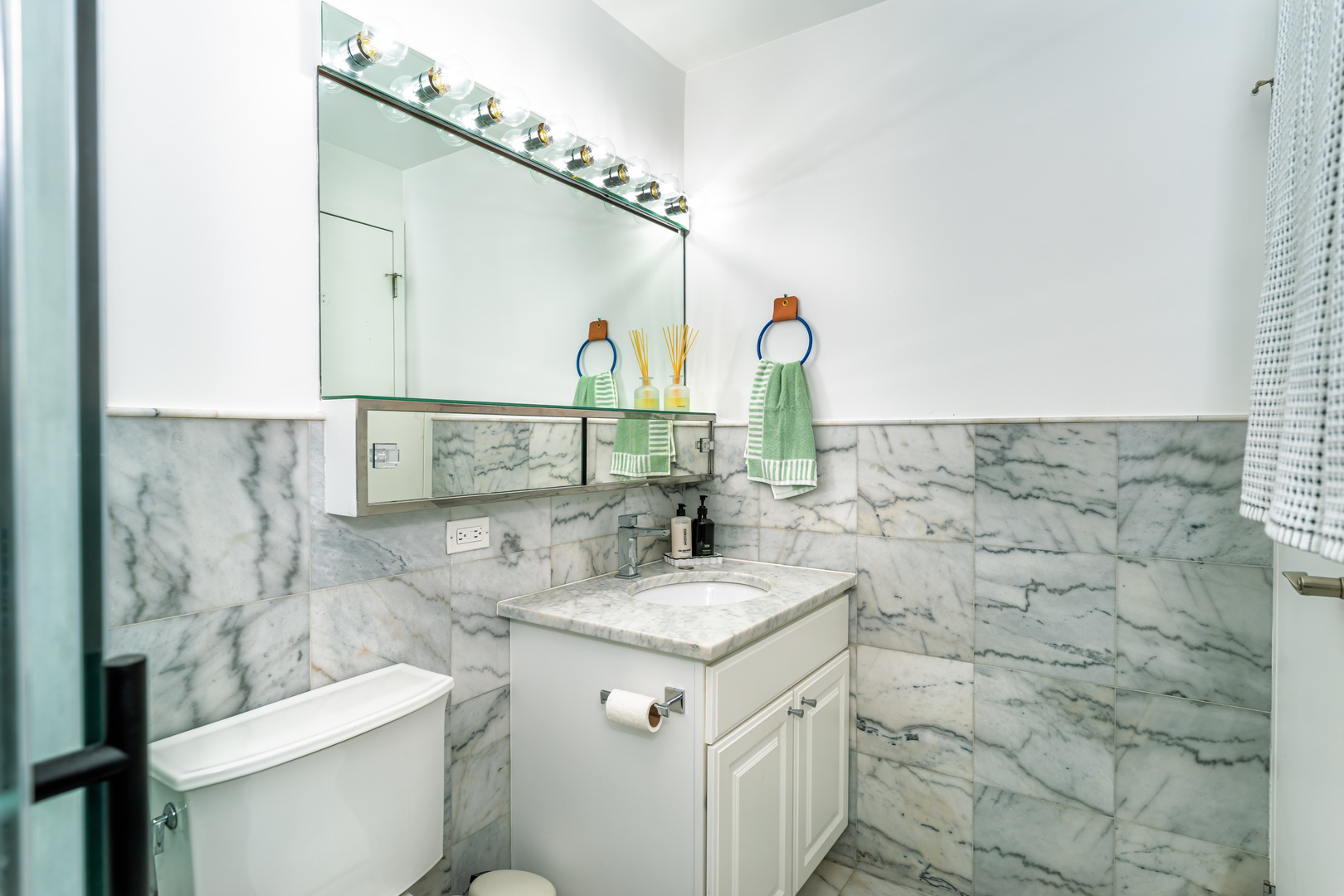 4343 N CLARENDON Avenue Unit: 905