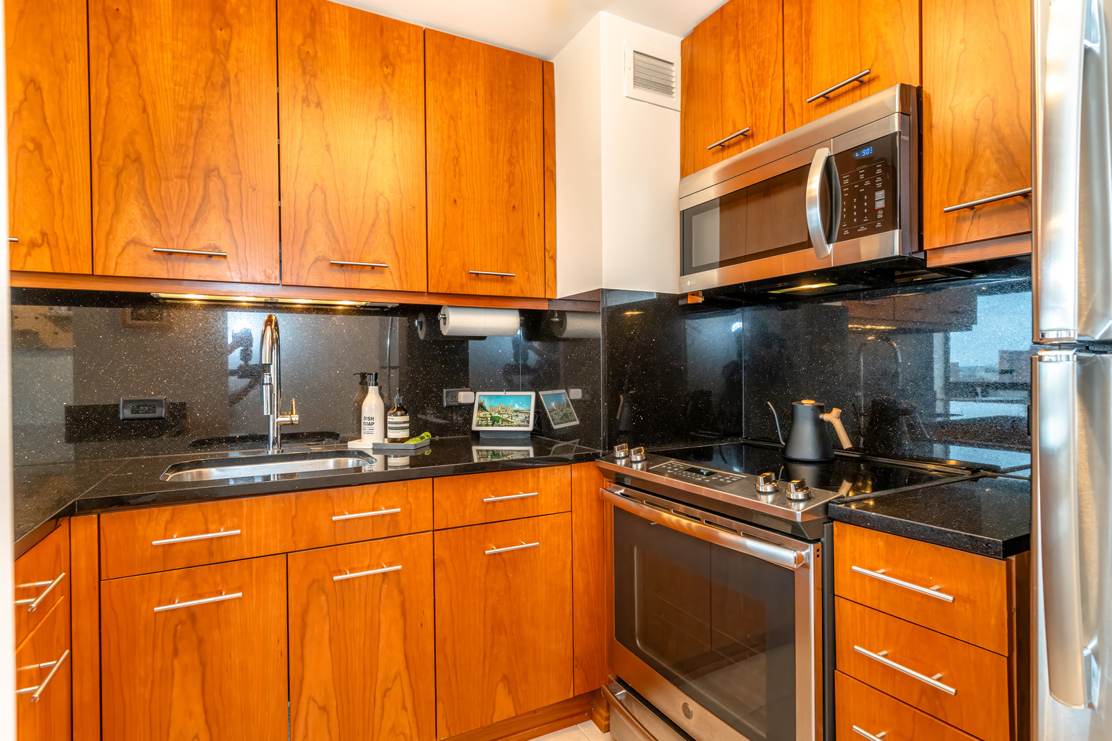 4343 N CLARENDON Avenue Unit: 905