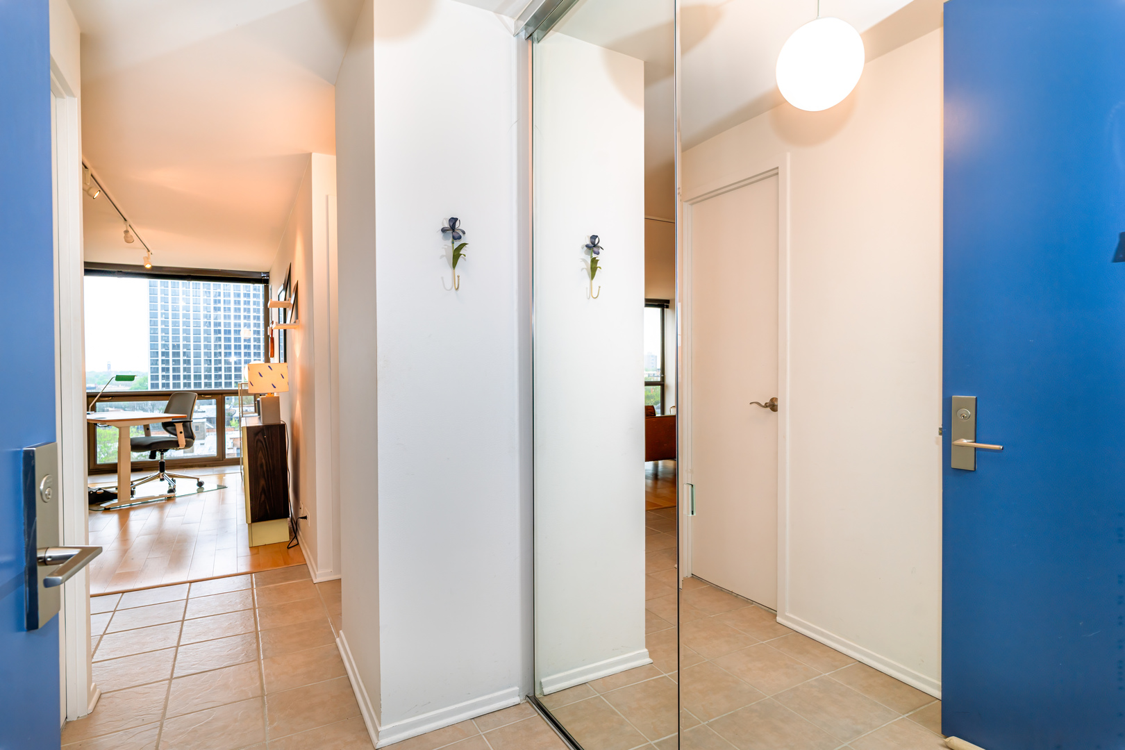 4343 N CLARENDON Avenue Unit: 905