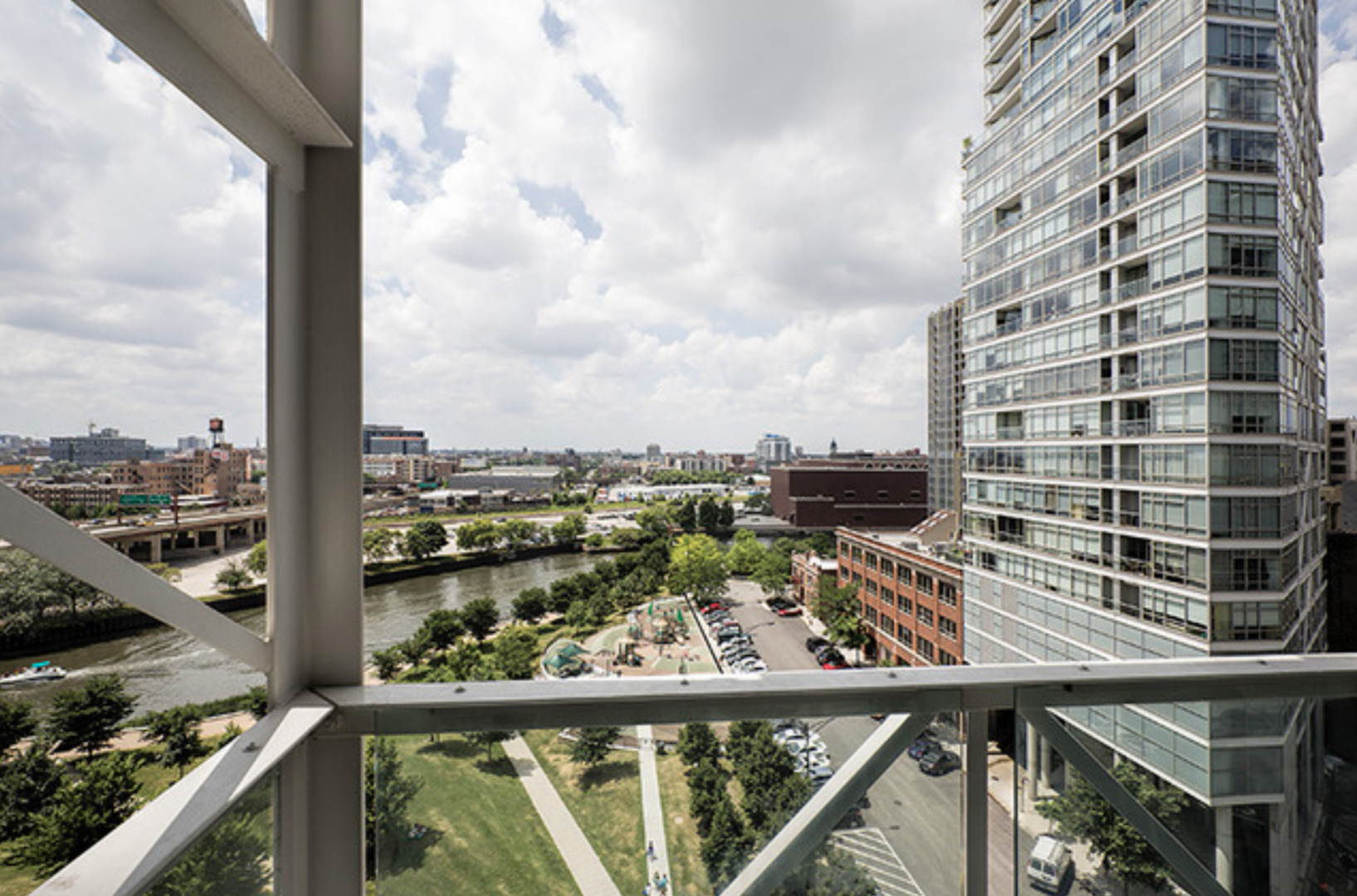 653 N Kingsbury Street Unit: 902