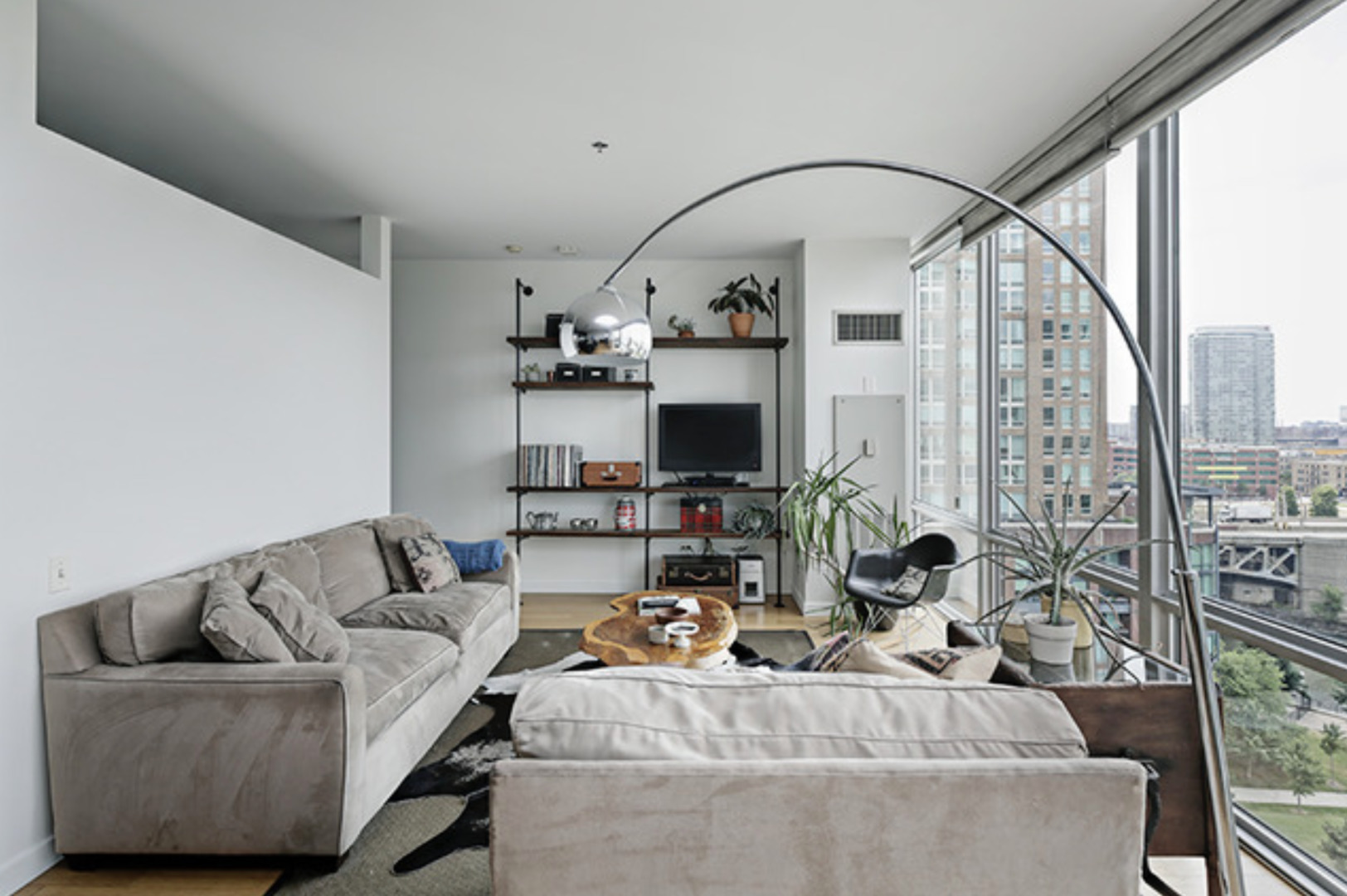 653 N Kingsbury Street Unit: 902