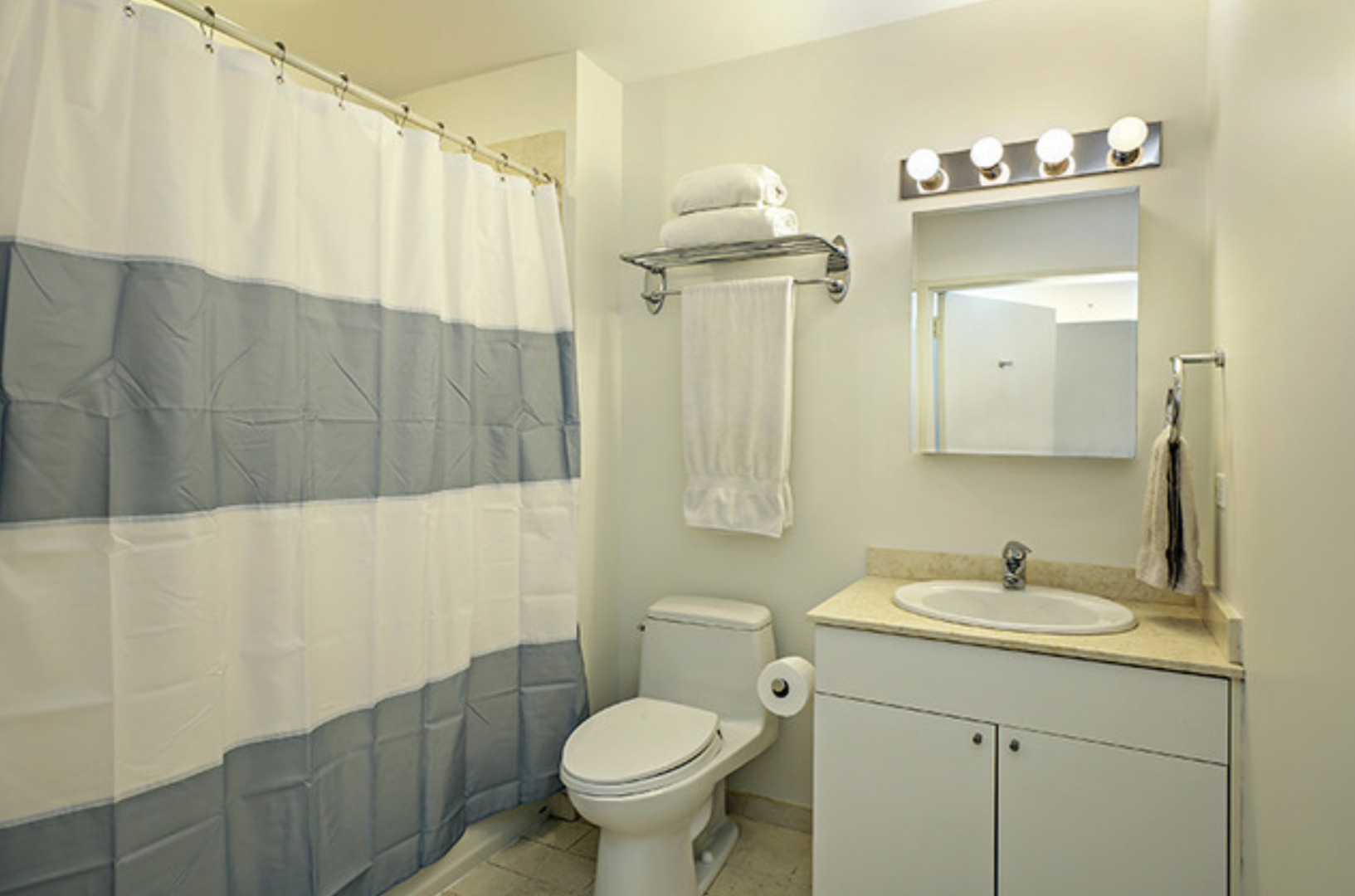 653 N Kingsbury Street Unit: 902