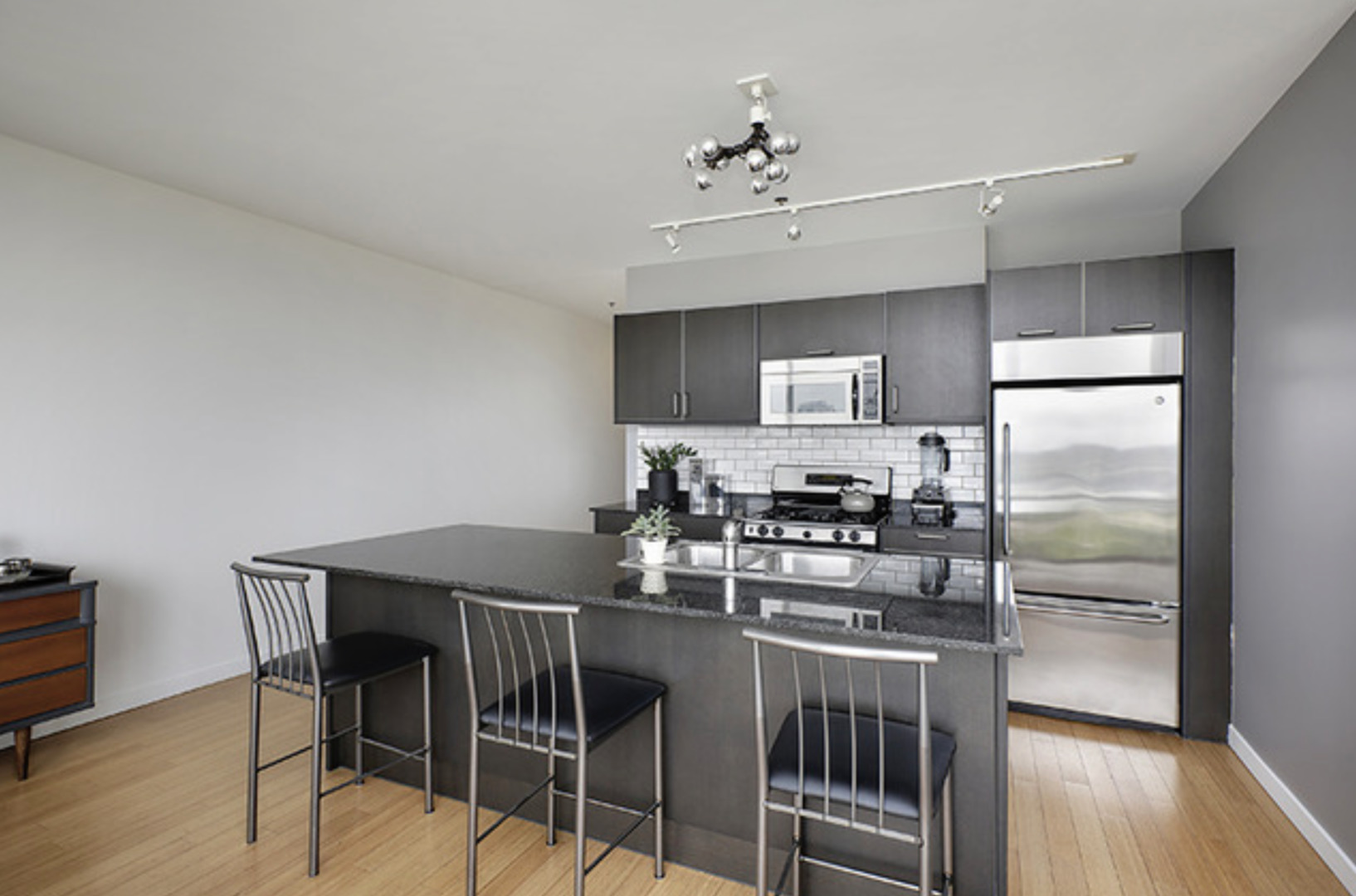 653 N Kingsbury Street Unit: 902