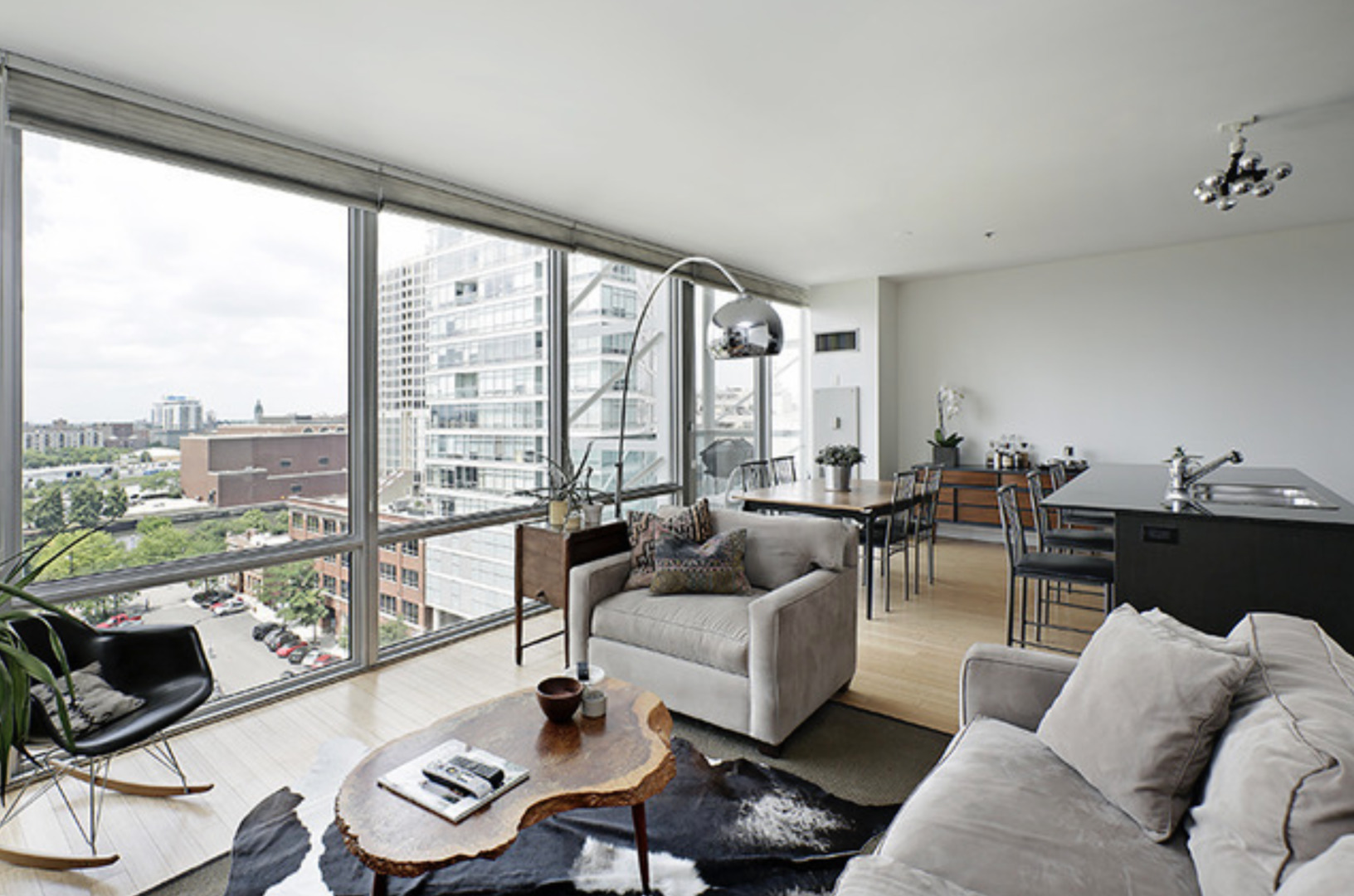 653 N Kingsbury Street Unit: 902