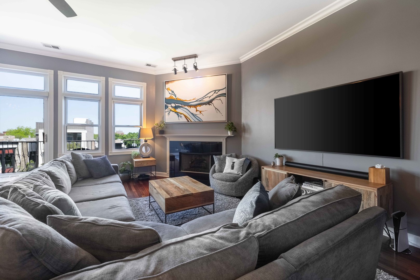 1933 W Irving Park Road Unit: 4