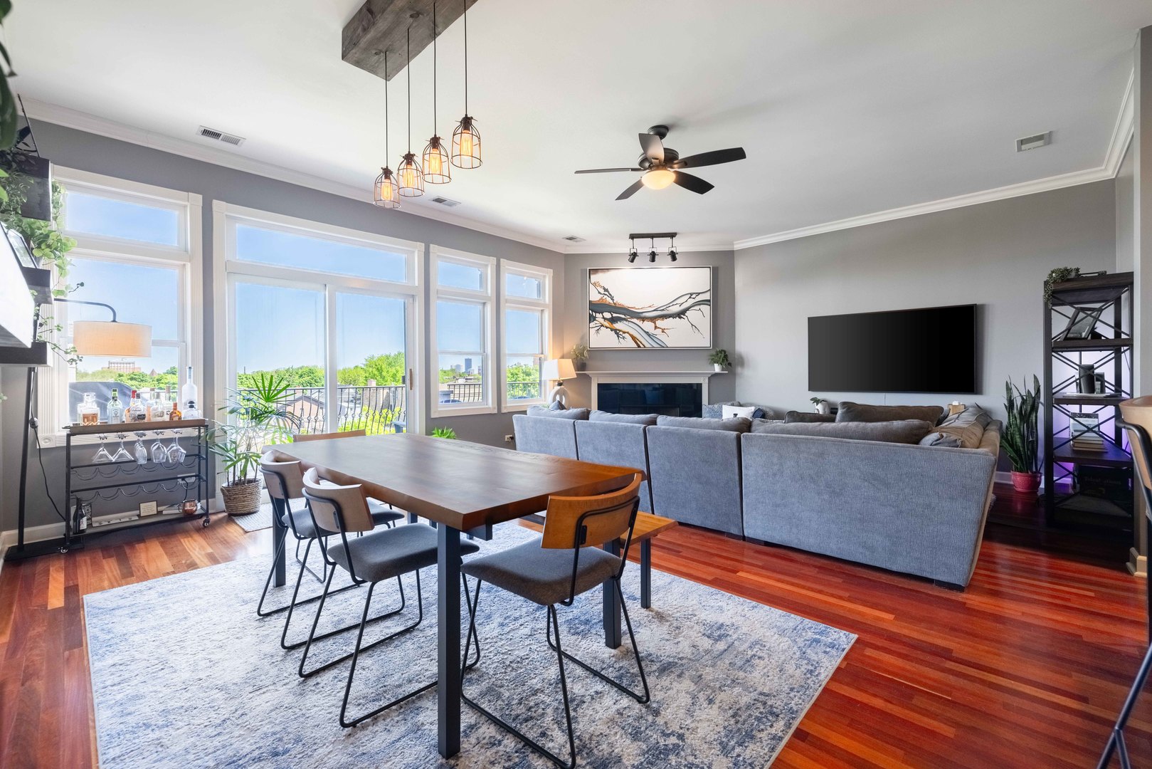 1933 W Irving Park Road Unit: 4