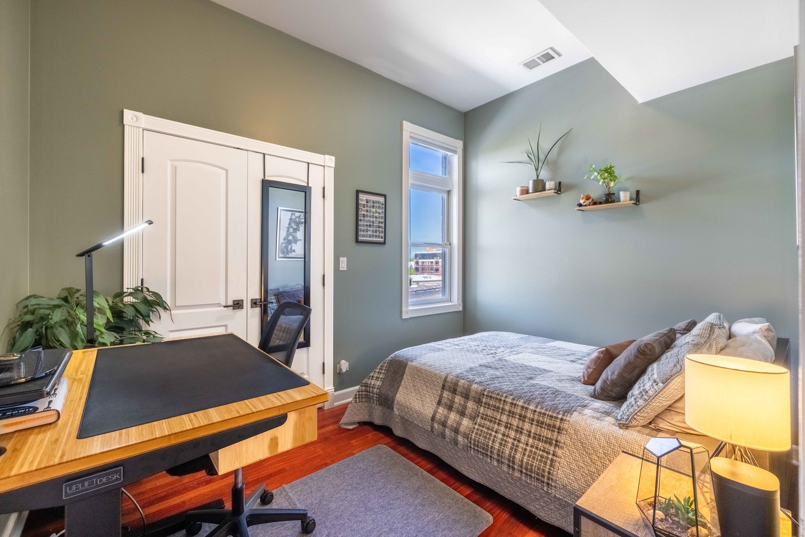 1933 W Irving Park Road Unit: 4