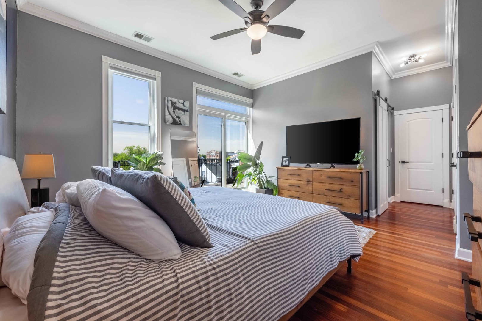 1933 W Irving Park Road Unit: 4