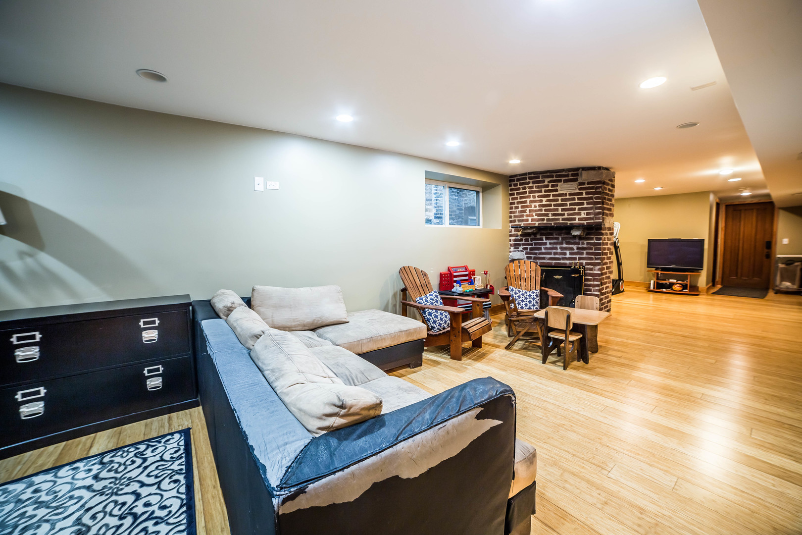 1033 W DAKIN Street Unit: 1