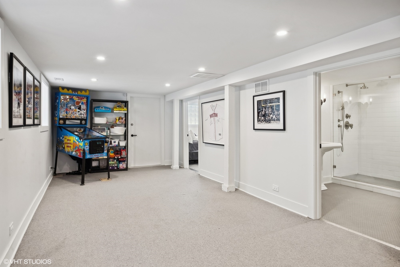 1649 W WAVELAND Avenue