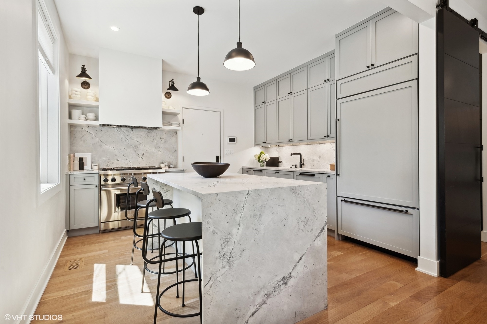 1649 W WAVELAND Avenue