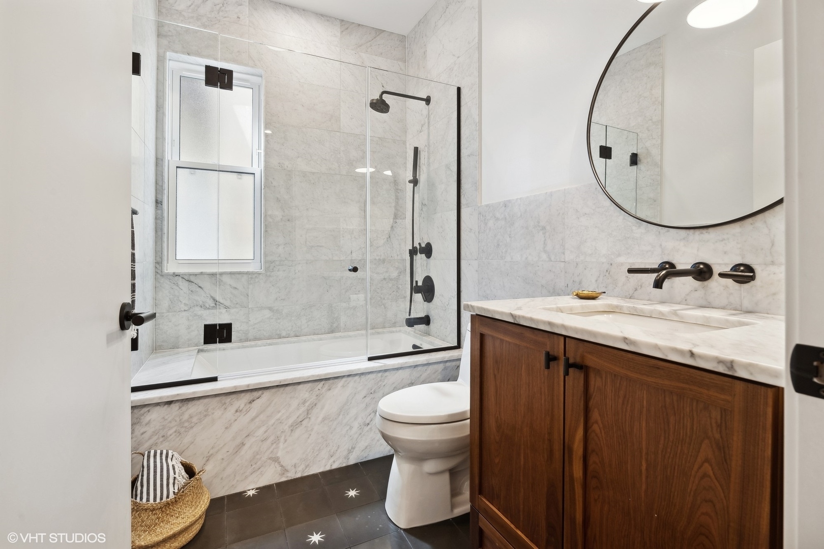 1649 W WAVELAND Avenue