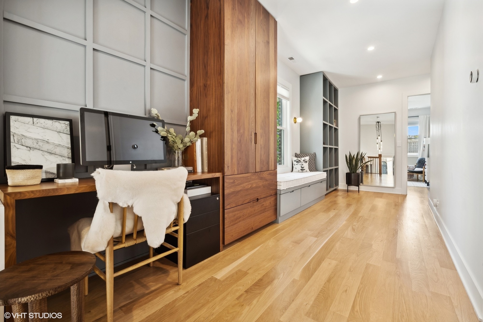 1649 W WAVELAND Avenue