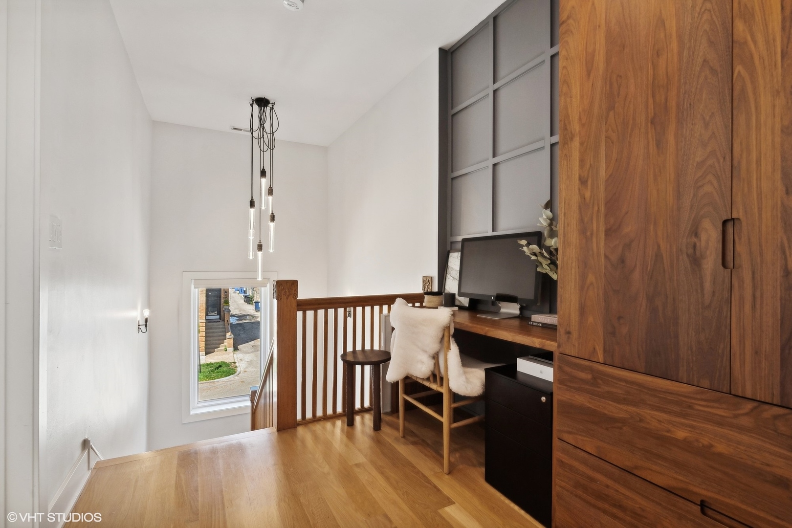 1649 W WAVELAND Avenue