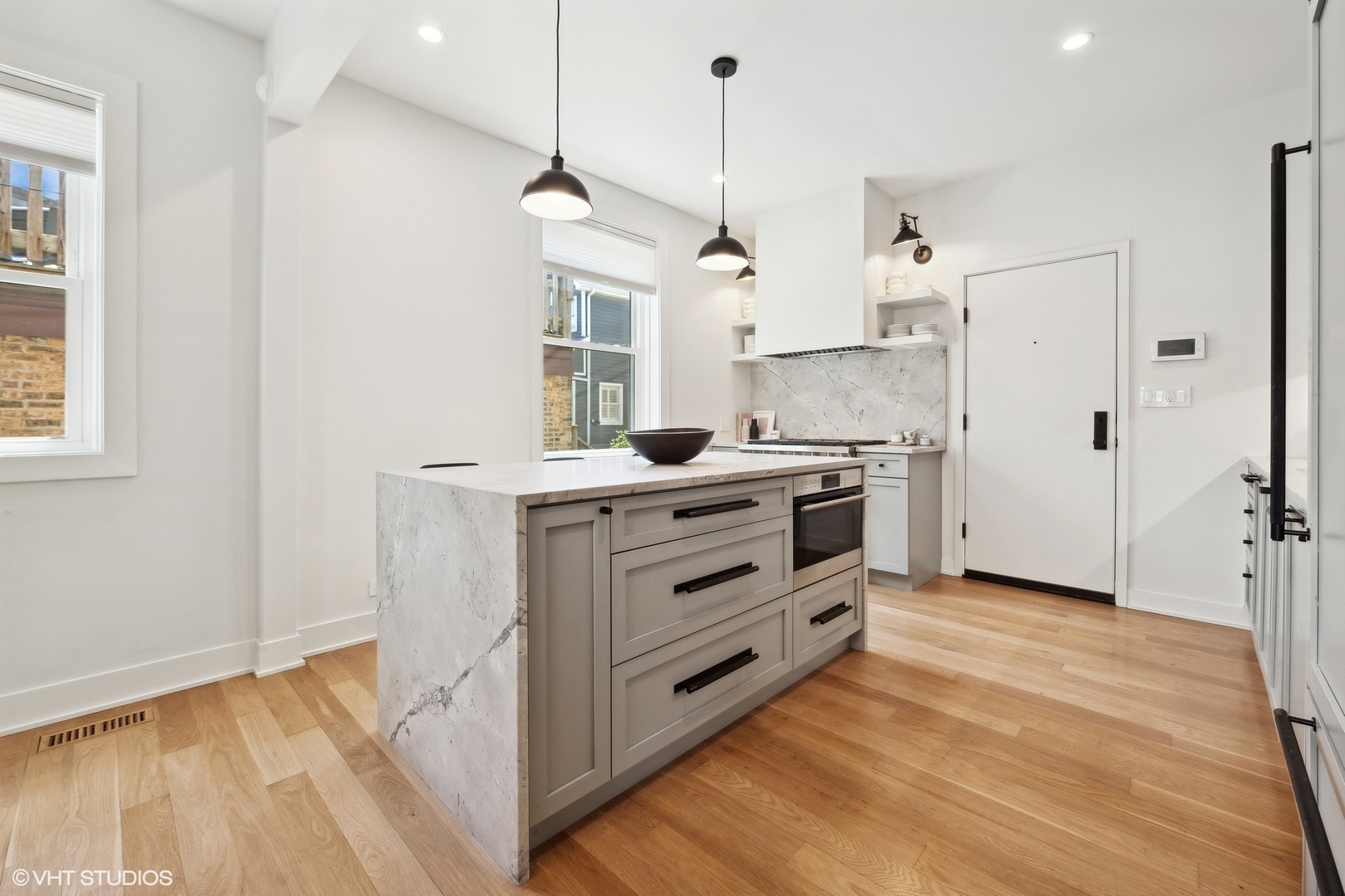 1649 W WAVELAND Avenue