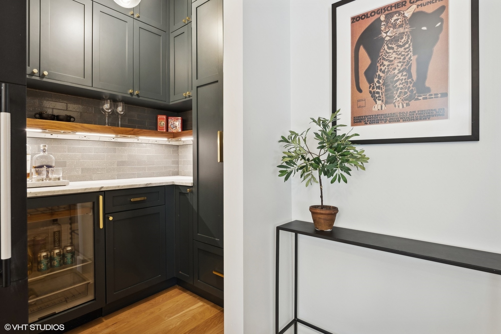 1649 W WAVELAND Avenue