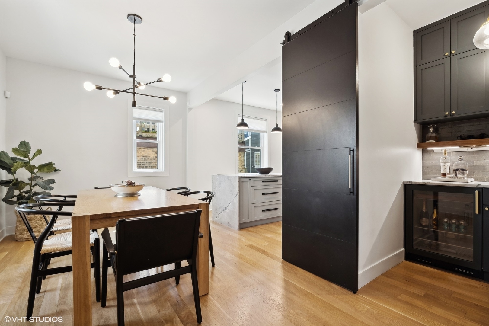 1649 W WAVELAND Avenue